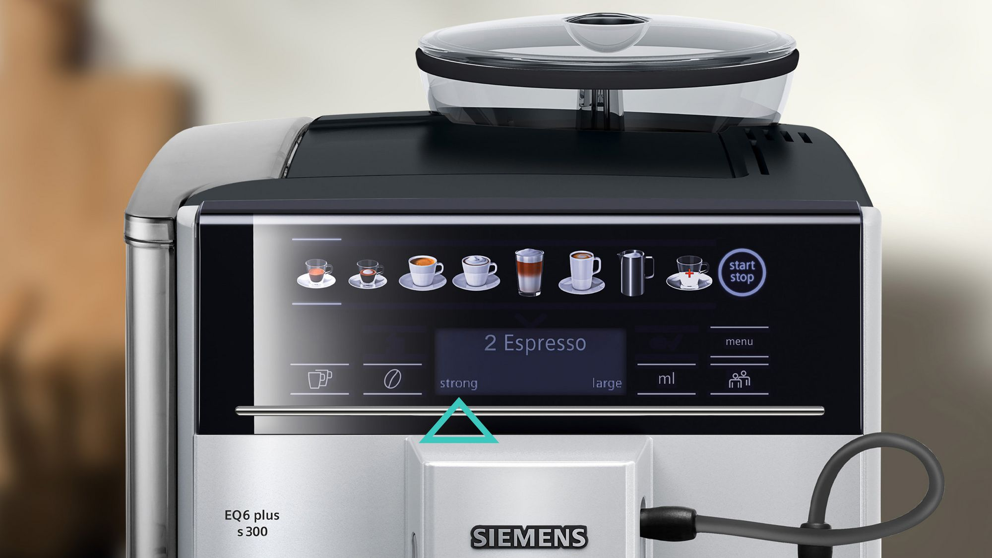 Macchina da caffè superautomatica Siemens EQ6 plus s300 con display touch illuminato e varie icone.