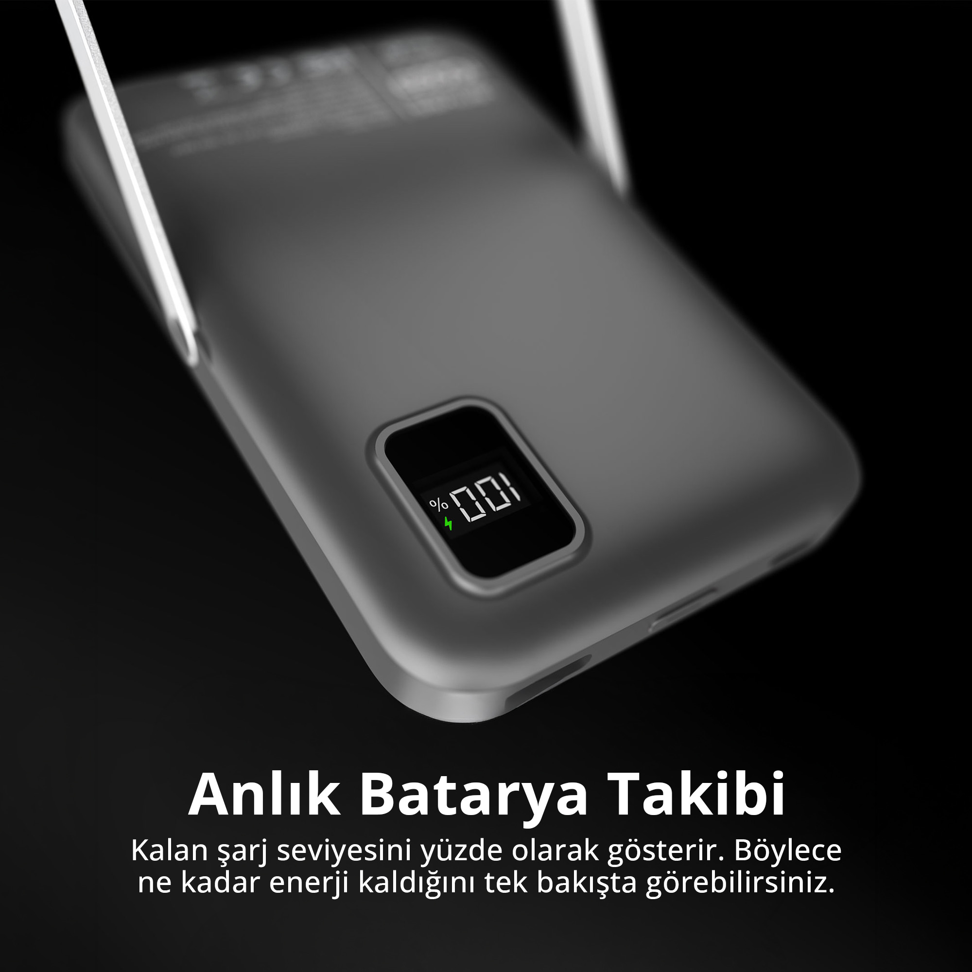 Karanlık arka planda yüzde yüz pili gösteren dijital LED ekranlı siyah bir powerbank.