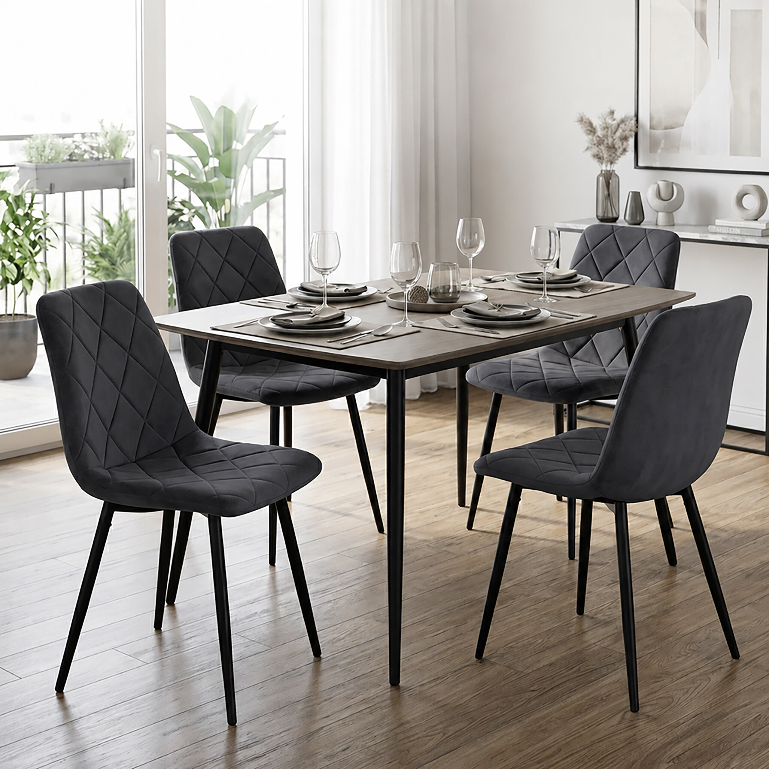 Moderne Essecke mit Holztisch und vier dunklen gesteppten Stühlen in heller Umgebung.