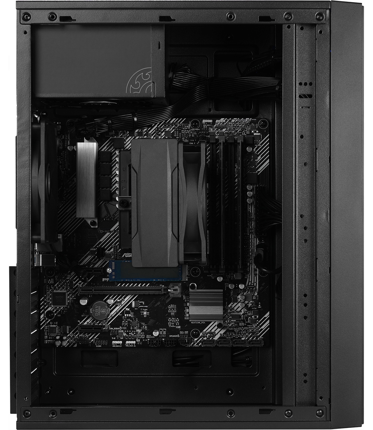 Binnenkant van een zwarte PC-behuizing met moederbord, CPU-koeler, voeding en nette kabels.
