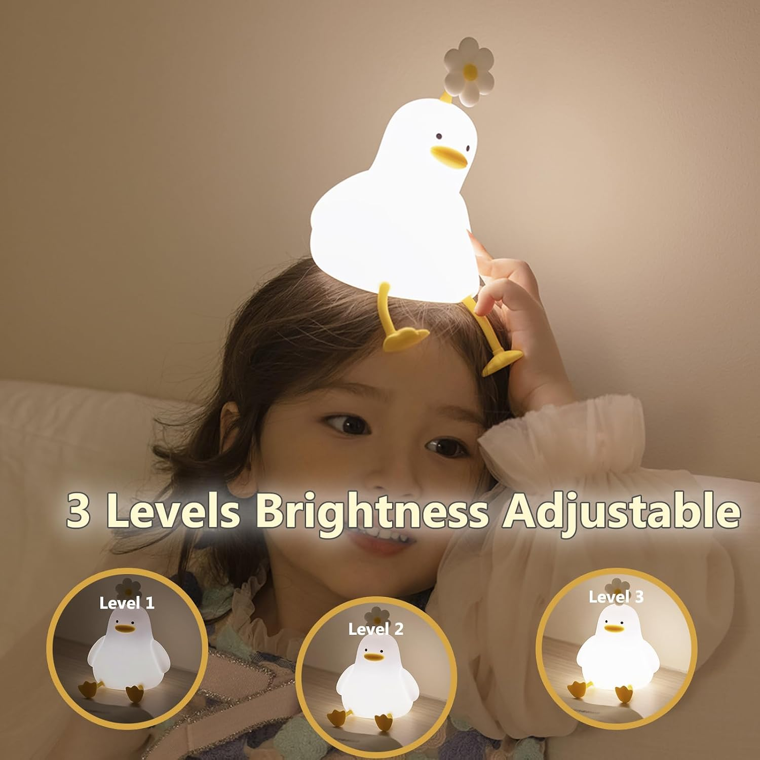 Ein junges Mädchen hält eine glühende Entenlampe; drei Helligkeitsstufen werden unten angezeigt.
