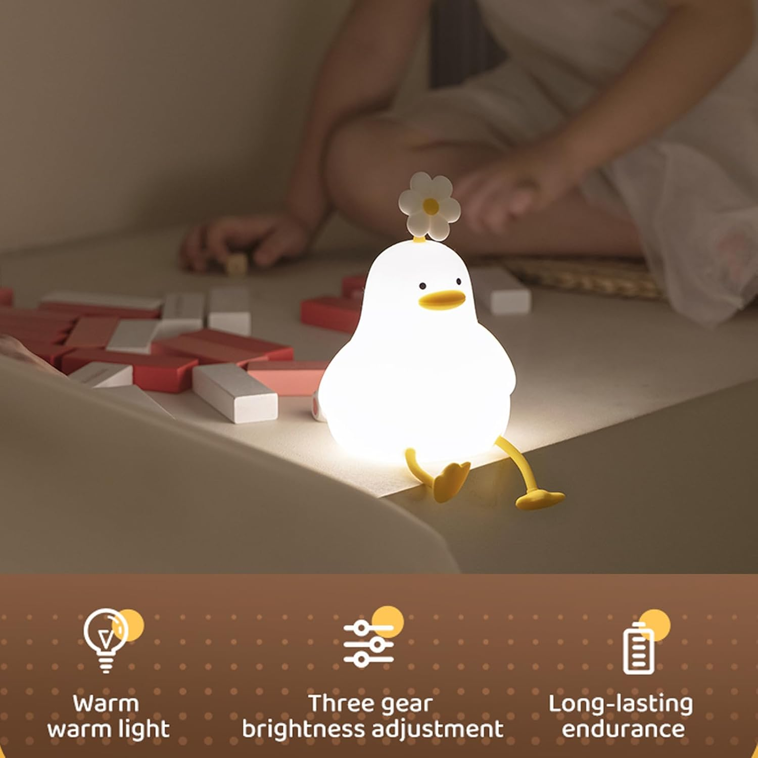 Eine niedliche Enten-Nachtlampe mit einer Blume auf dem Kopf sitzt auf einem Tisch neben Spielsteinen.