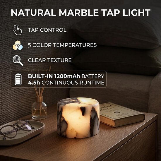 Natürliche Marmor-Tap-Lampe auf einem Nachttisch mit Brille und Buch.