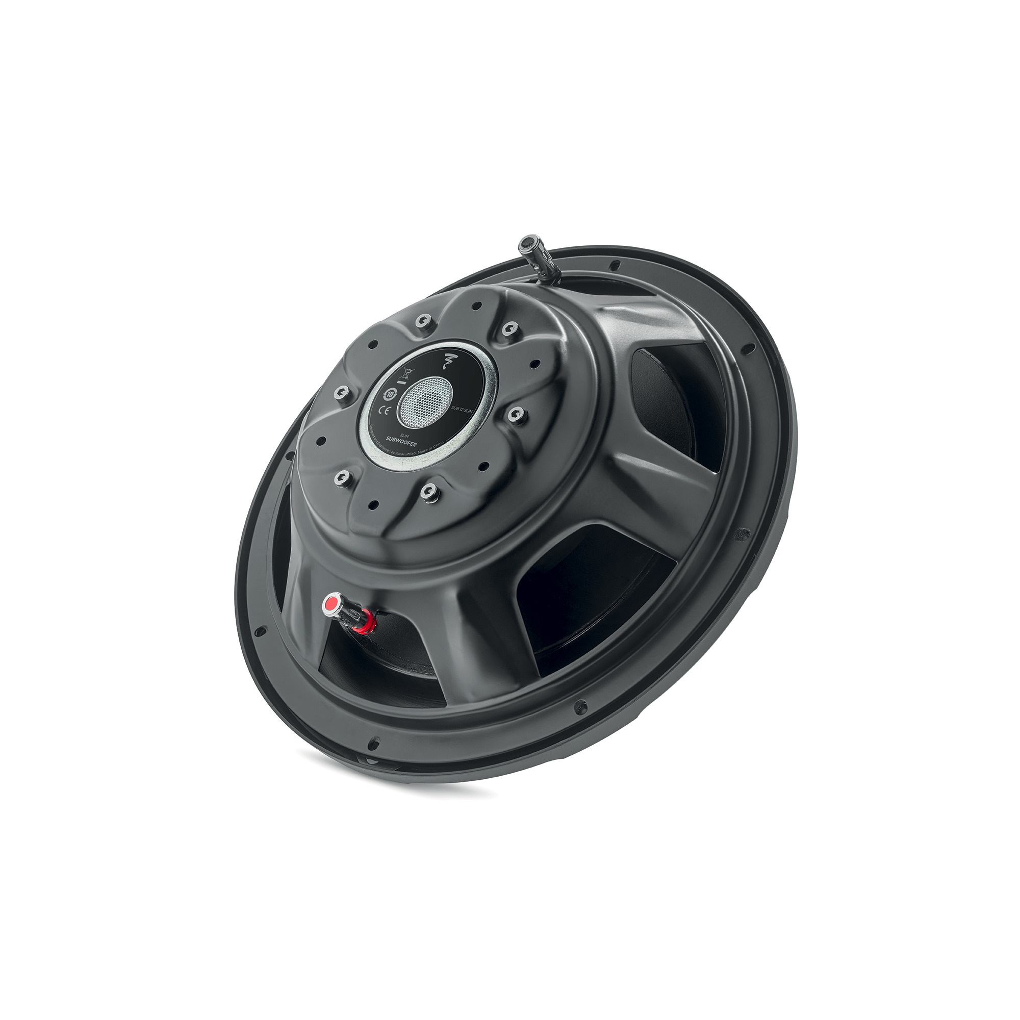 Ein schwarzer Subwoofer mit einer Metallstruktur, Anschlüssen und einem Markenlogo auf der Unterseite, isoliert.