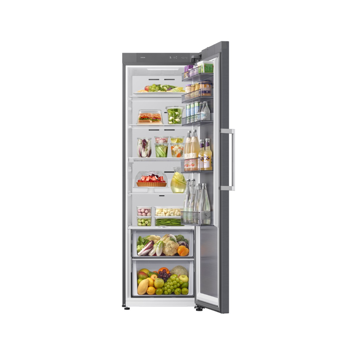 Ein offener, dunkelgrauer Kühlschrank mit frischem Gemüse, Obst, Flaschen und Behältern in den Regalen.