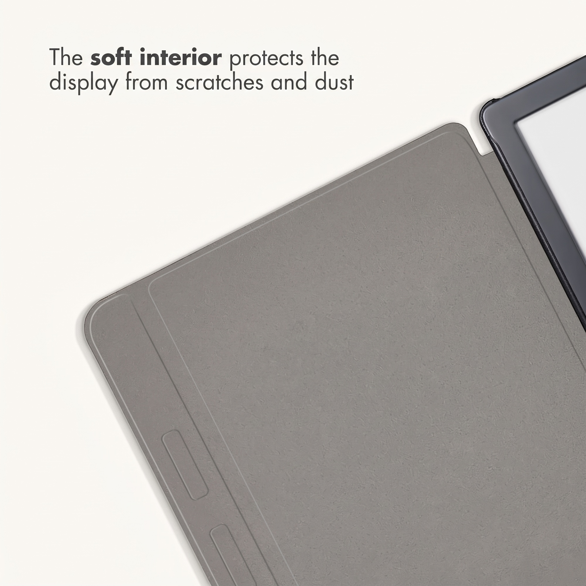 Un e-reader con custodia grigia interna morbida su sfondo chiaro.
