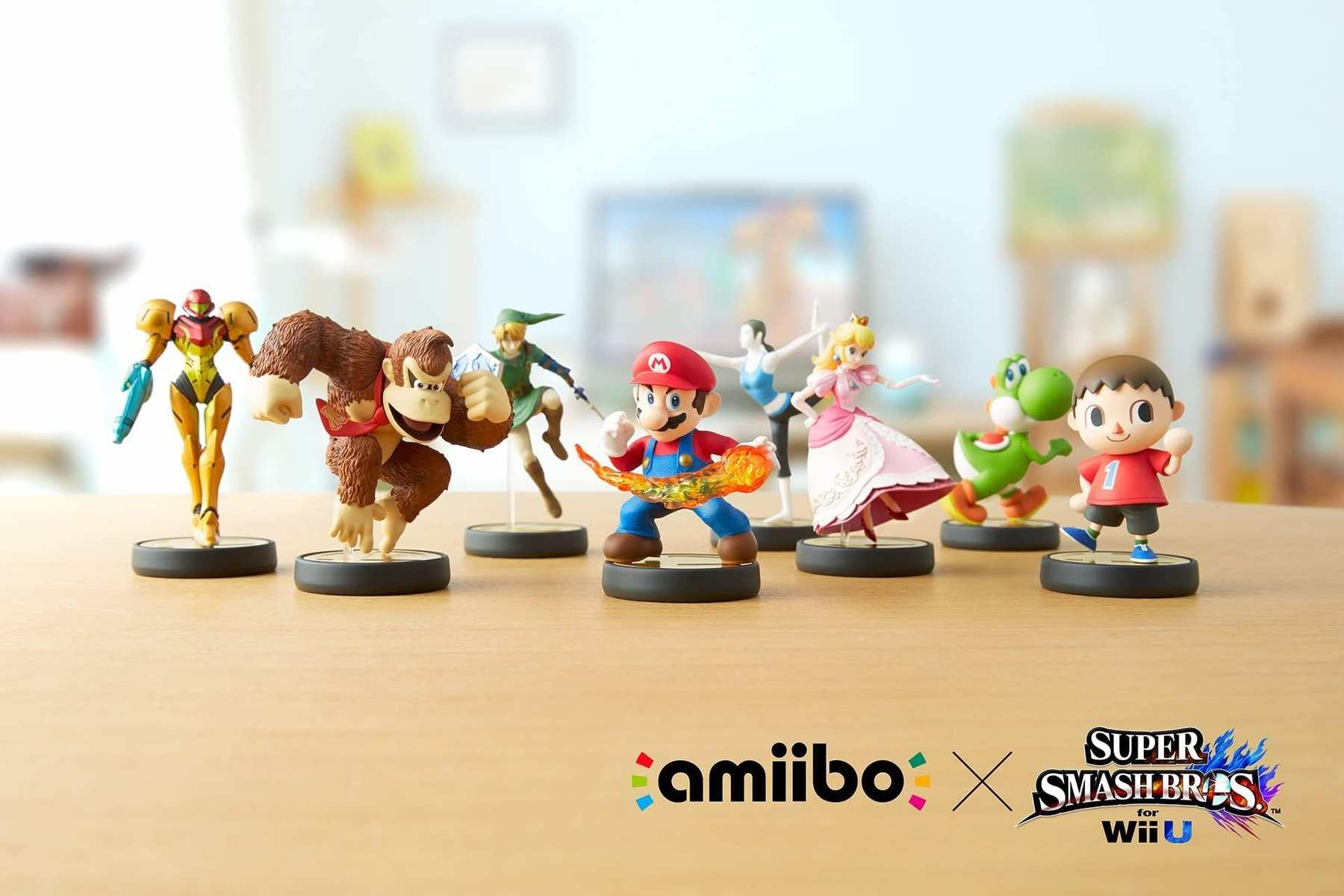 Verschiedene Nintendo Amiibo Figuren stehen auf einer Holzoberfläche mit dem Super Smash Bros Logo.