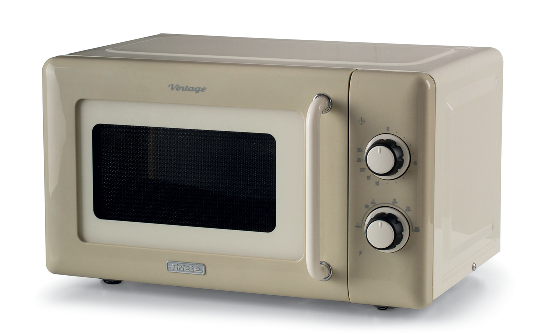 Un microondas beige de estilo retro con tirador curvo y dos mandos giratorios sobre fondo blanco.