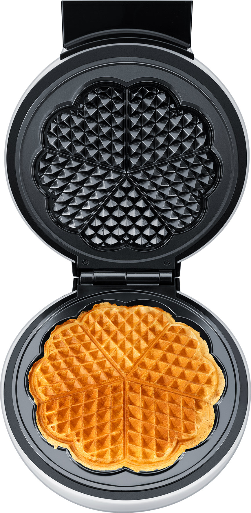 Una wafflera abierta con un waffle dorado en forma de corazón en la placa inferior.