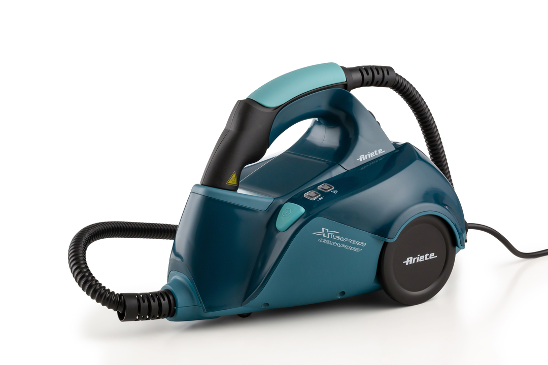 Un pulitore a vapore portatile Ariete verde scuro e nero con tubo flessibile su sfondo bianco.