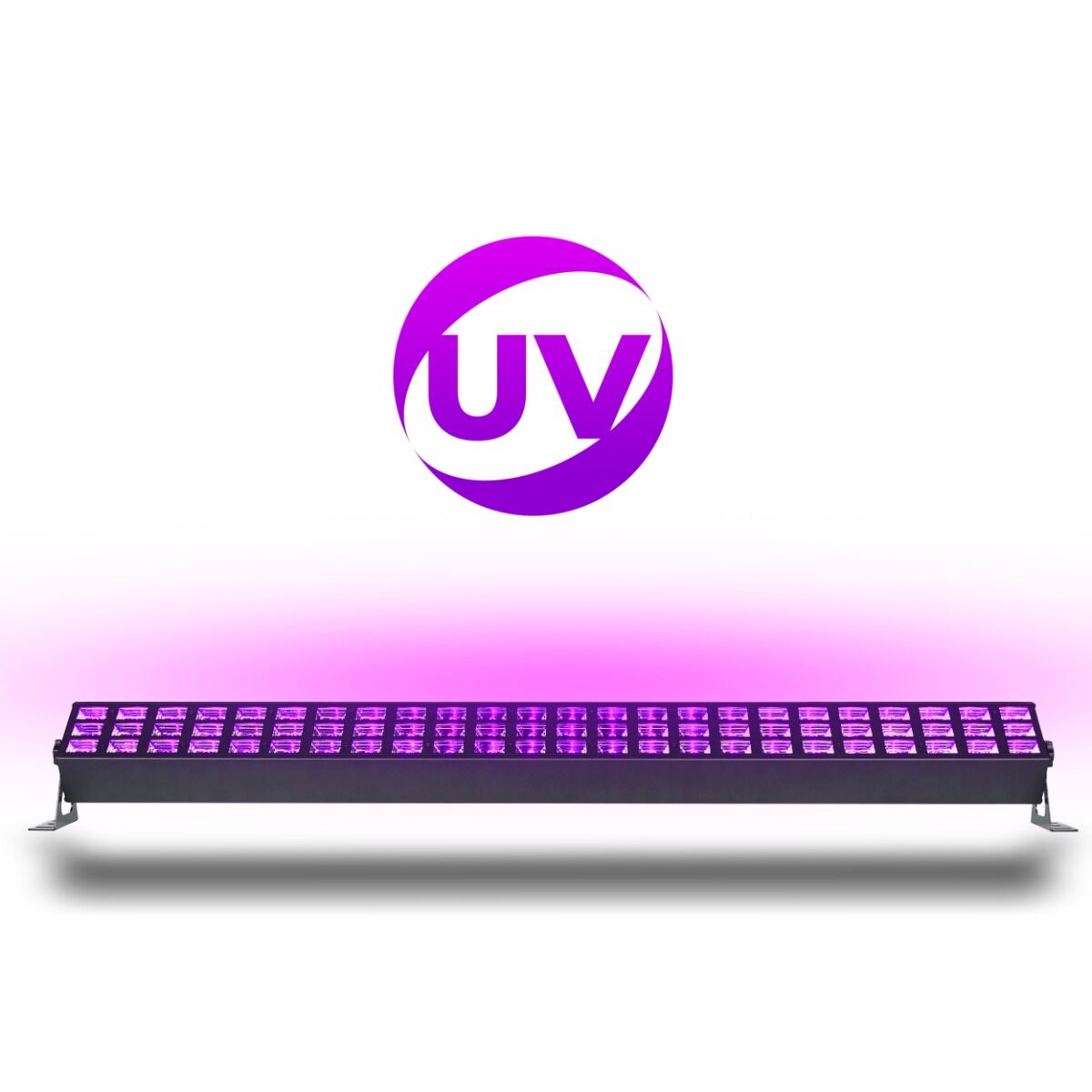 Eine schwarze UV-Leiste mit leuchtend violetten LEDs und einem kreisrunden UV-Logo darüber vor weißem Hintergrund.