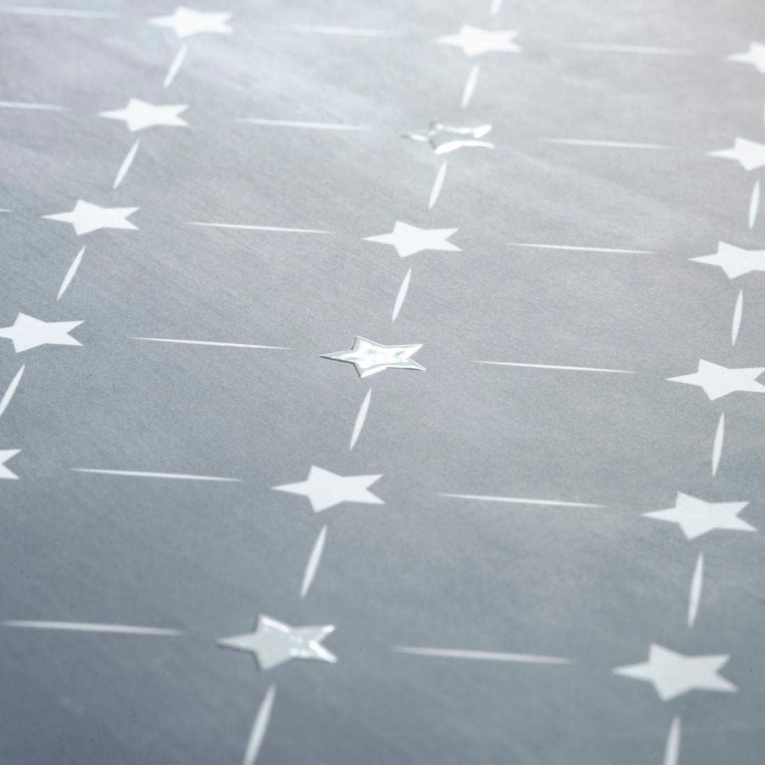 Una superficie gris estampada con filas de estrellas plateadas y sutiles destellos.