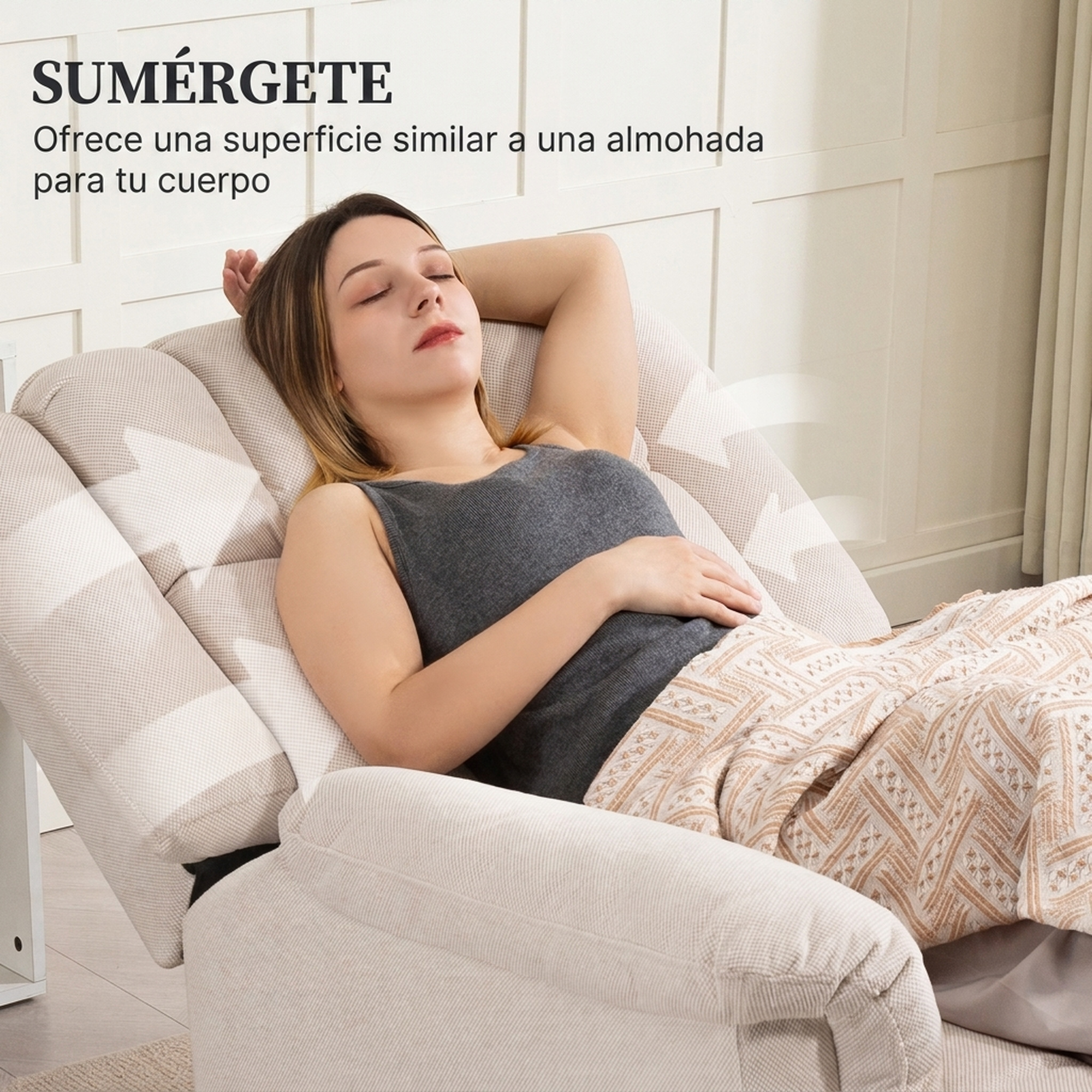 Una mujer descansa plácidamente en un sillón reclinable tapizado y claro.