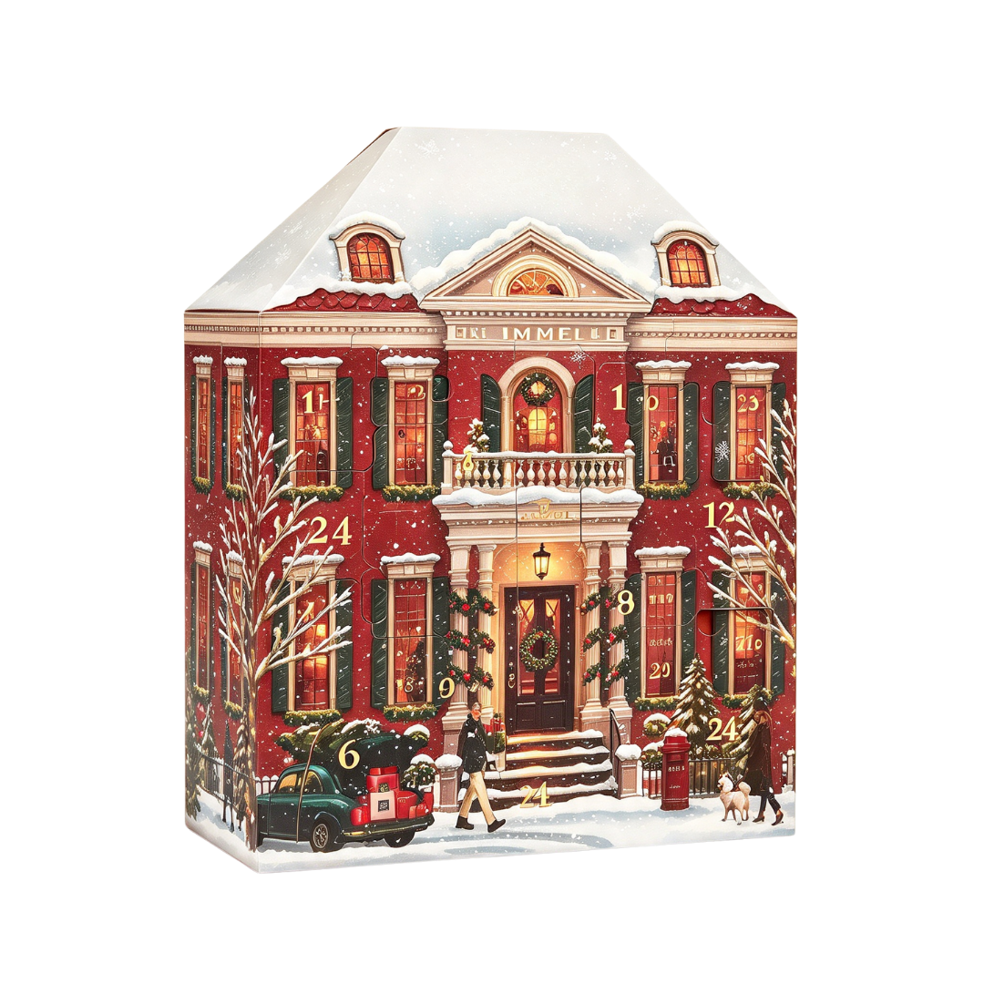 Ein festlicher, rot hausförmiger Adventskalender mit nummerierten Türen, Schnee und Figuren vorne.