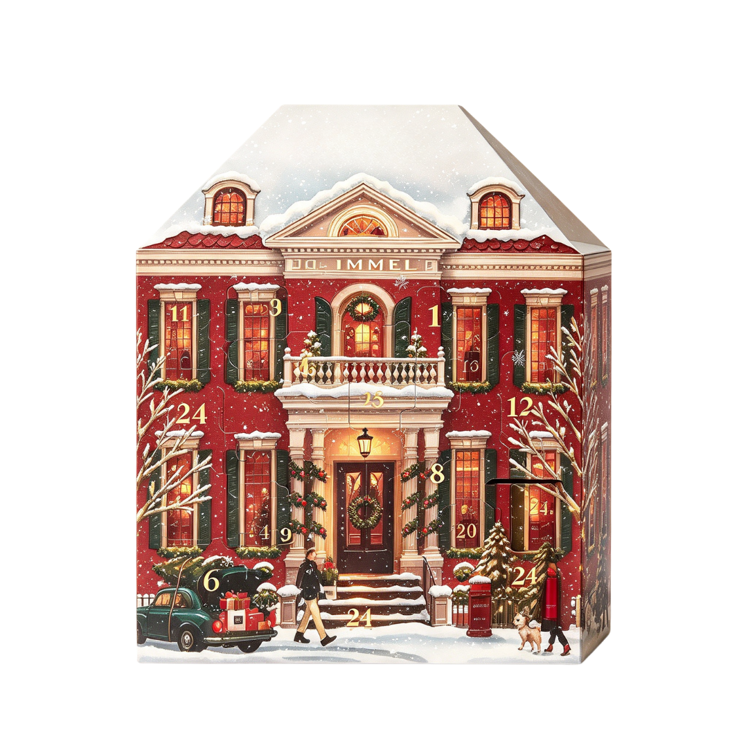 Ein festlicher roter Adventskalender in Form eines schneebedeckten Herrenhauses mit goldenen Zahlen und Figuren.