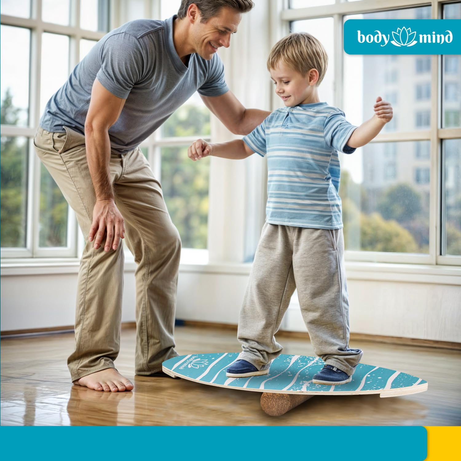 Un uomo sorridente aiuta un bambino a bilanciarsi su una balance board blu.