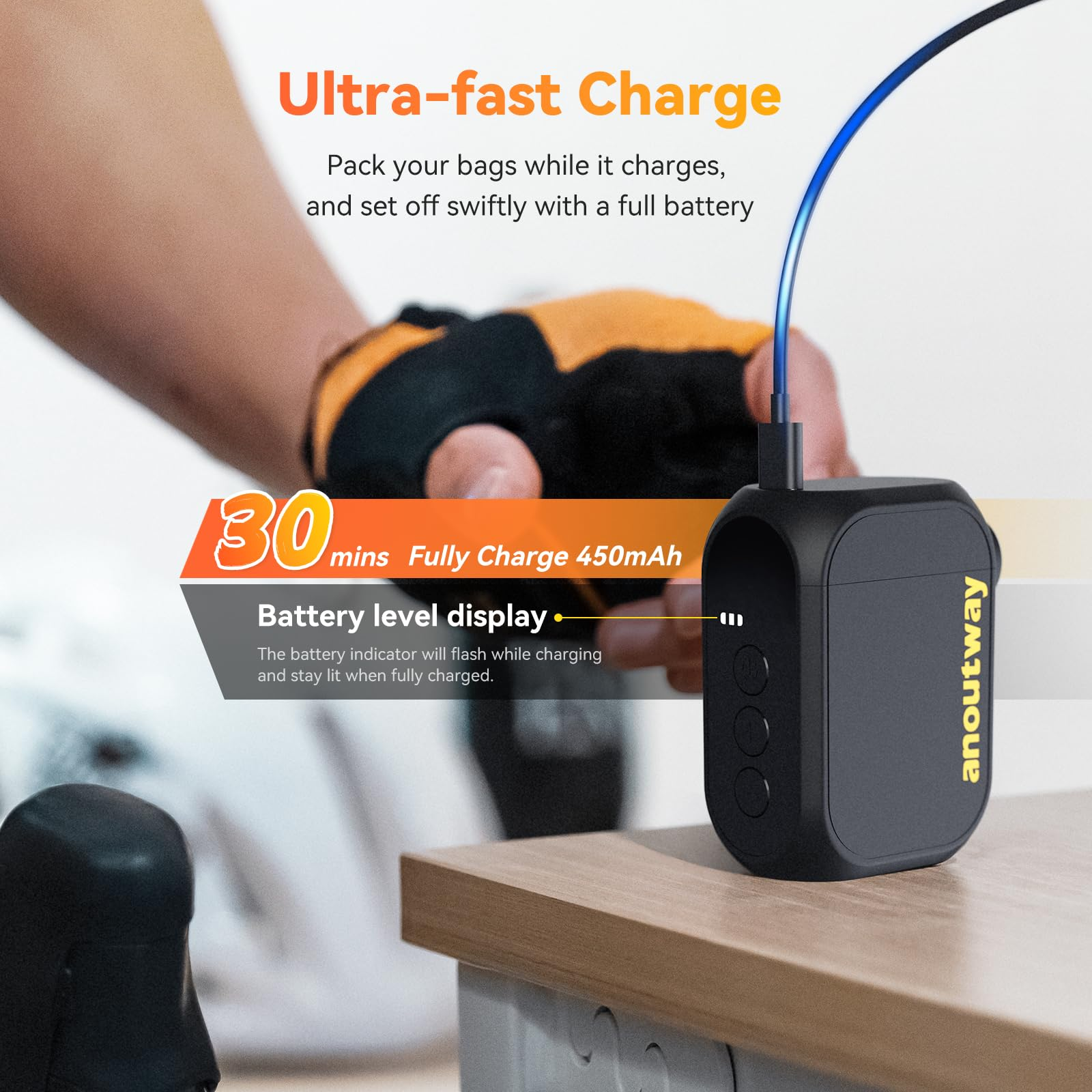 Eine schwarze Powerbank auf einem Holztisch mit einer blauen Ladekabel und Textgrafiken.
