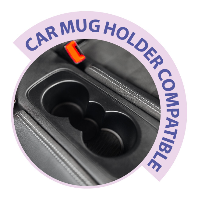 Wnętrze fotelika samochodowego z podwójnym uchwytem na kubek i czerwoną klamrą. Napis CAR MUG HOLDER COMPATIBLE.