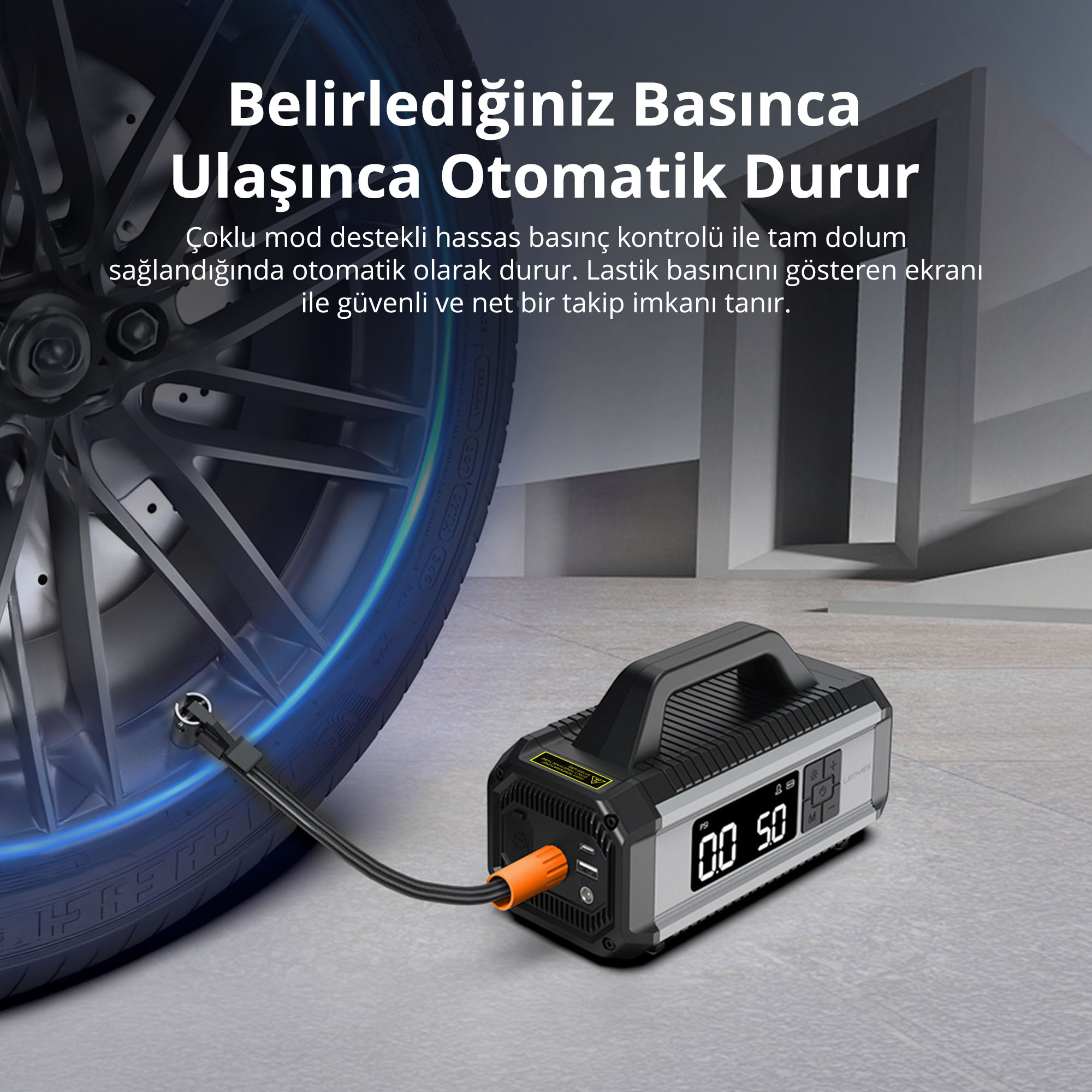 Taşınabilir hava kompresörü araba lastiğini şişiriyor, dijital ekranlı ve yazılı.