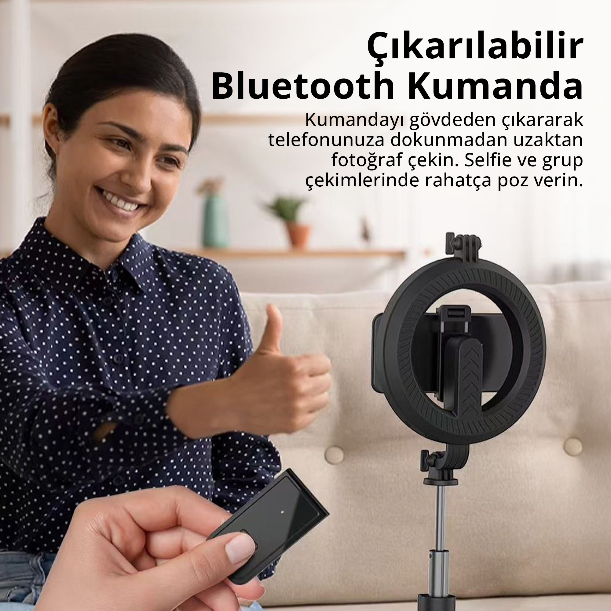 Bir kadın halka ışık önünde poz verirken elinde küçük bir Bluetooth kumanda tutuyor.