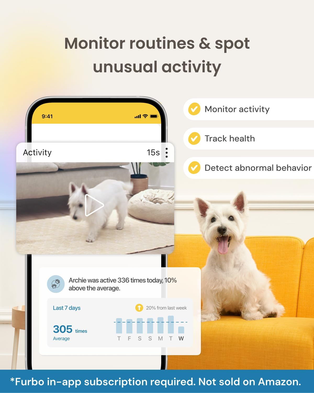 Smartphone mostra l'interfaccia dell'app per animali domestici accanto a un cane bianco su un divano giallo.