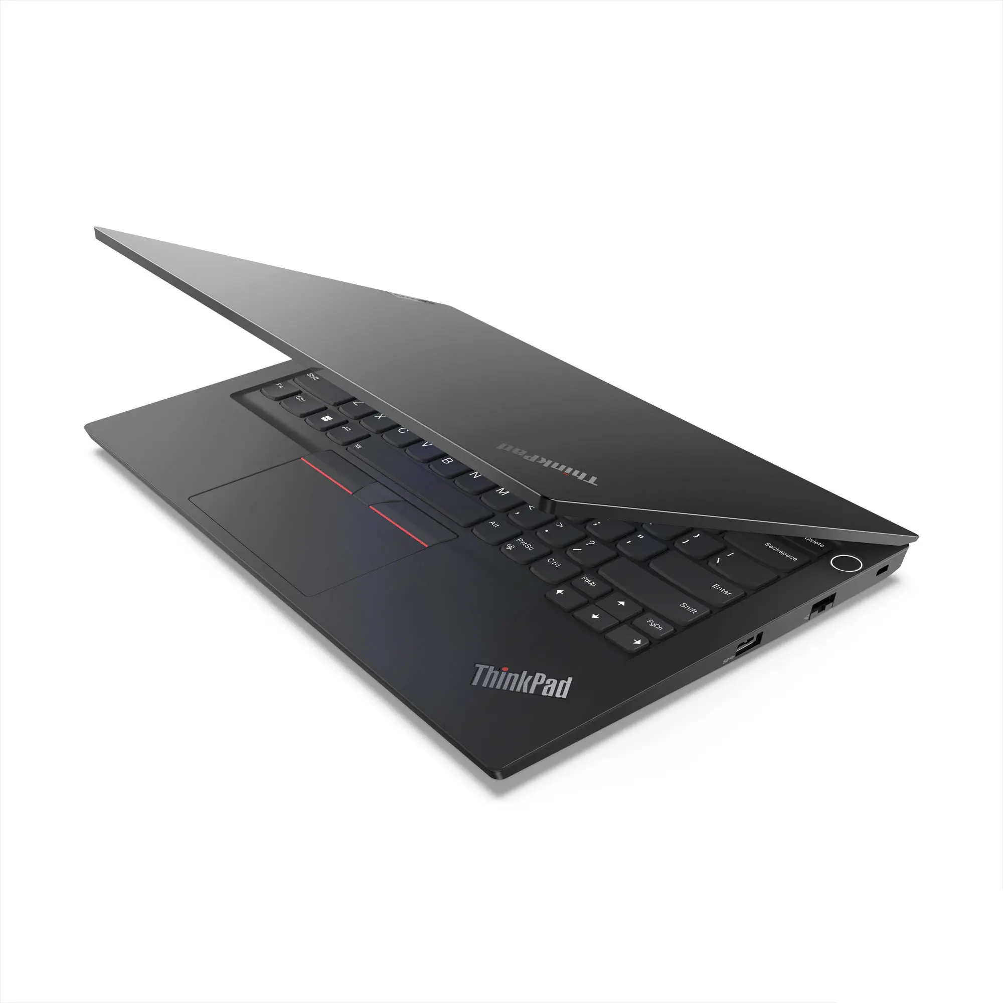 Ein schwarzer ThinkPad-Laptop in dreiviertel Ansicht mit halb geöffnetem Deckel vor weißem Hintergrund.