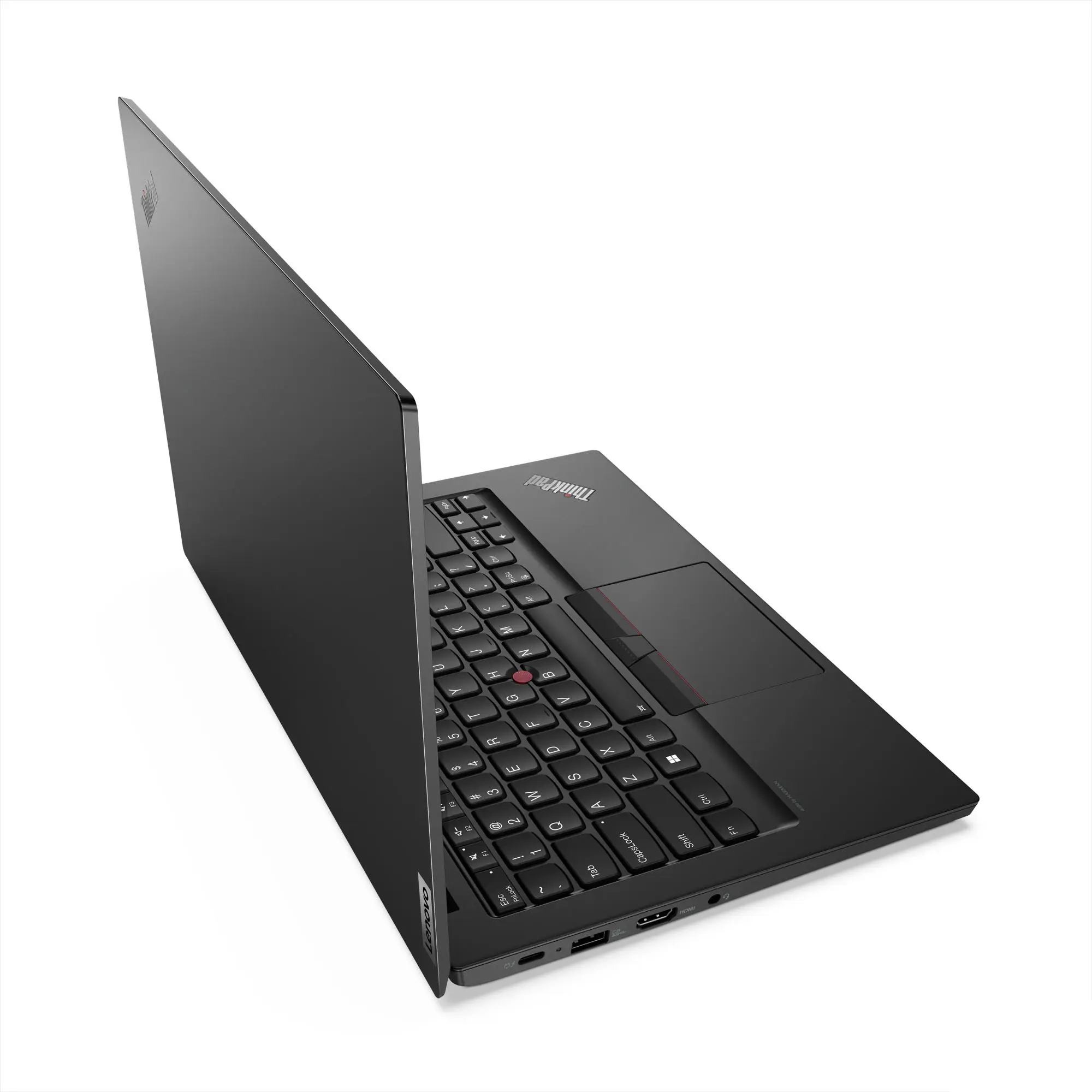 Ein schwarzer Lenovo ThinkPad Laptop steht auf einer weißen Oberfläche und zeigt die Tastatur und Anschlüsse.
