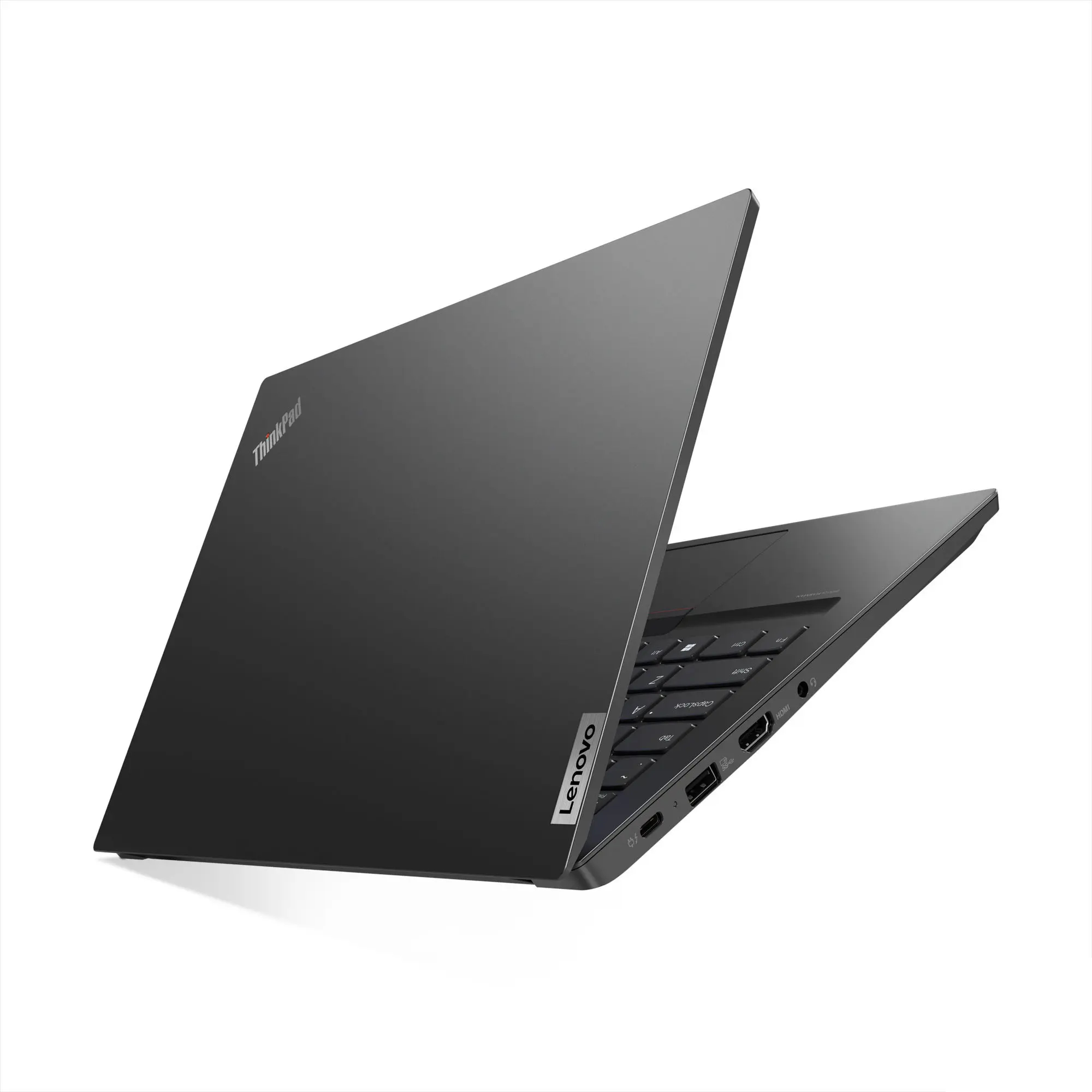Ein schwarzer Lenovo ThinkPad Laptop wird schräg gezeigt, mit geschlossenem Deckel, Branding und Anschlüssen.