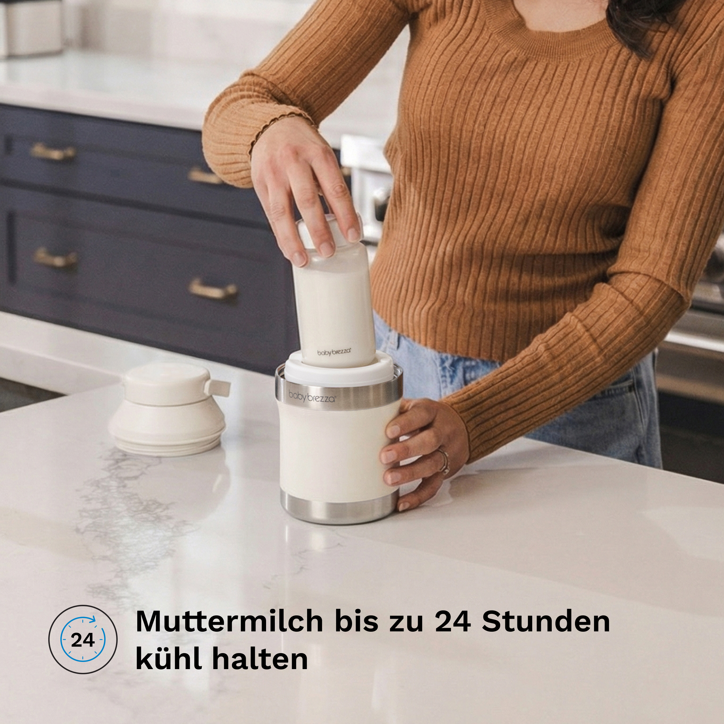 Frau stellt eine Babyflasche in einen Baby Brezza Milchwärmer auf einer weißen Küchentheke.
