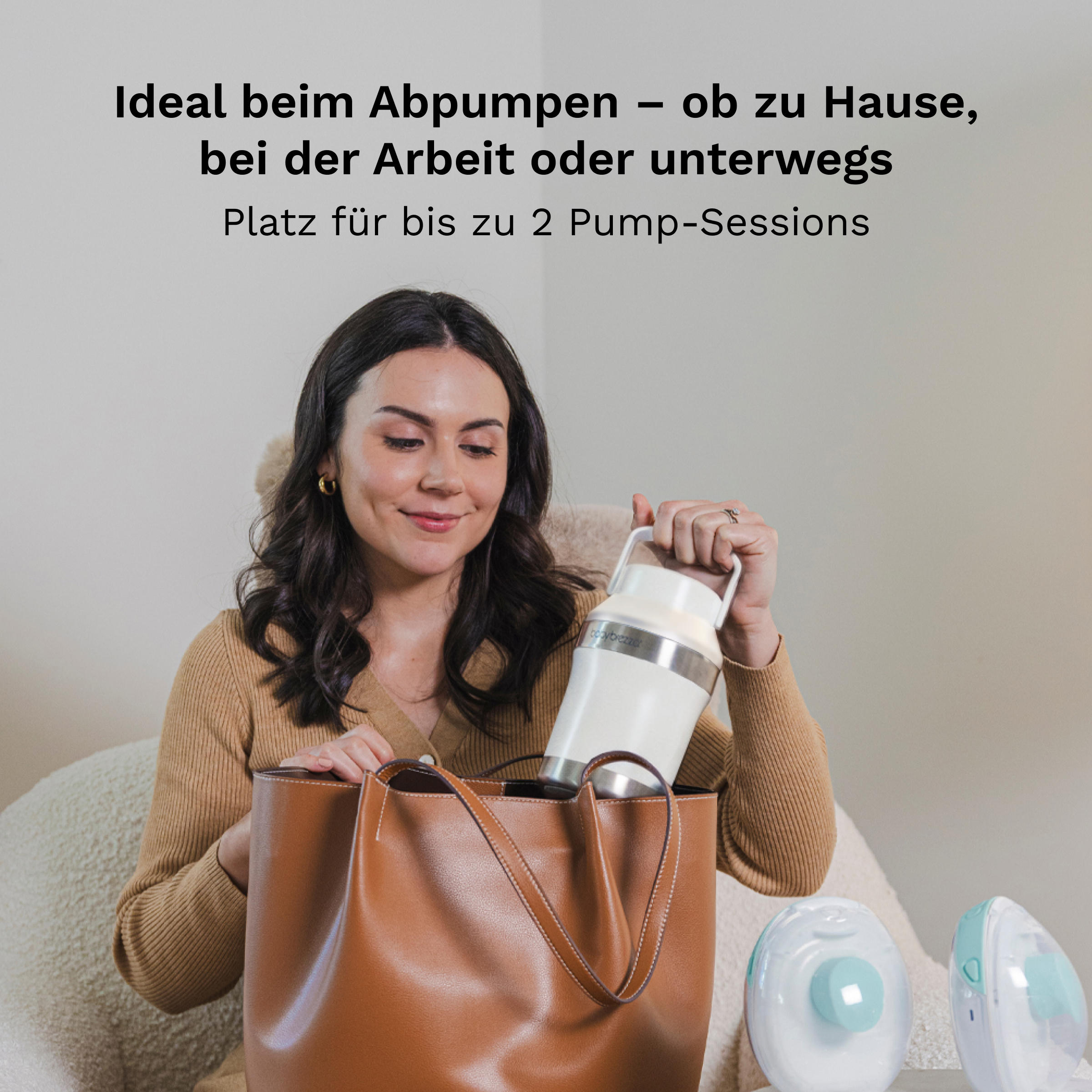 Eine Frau packt eine weiße Milchpumpe in eine braune Handtasche. Text oben: Ideal beim Abpumpen.