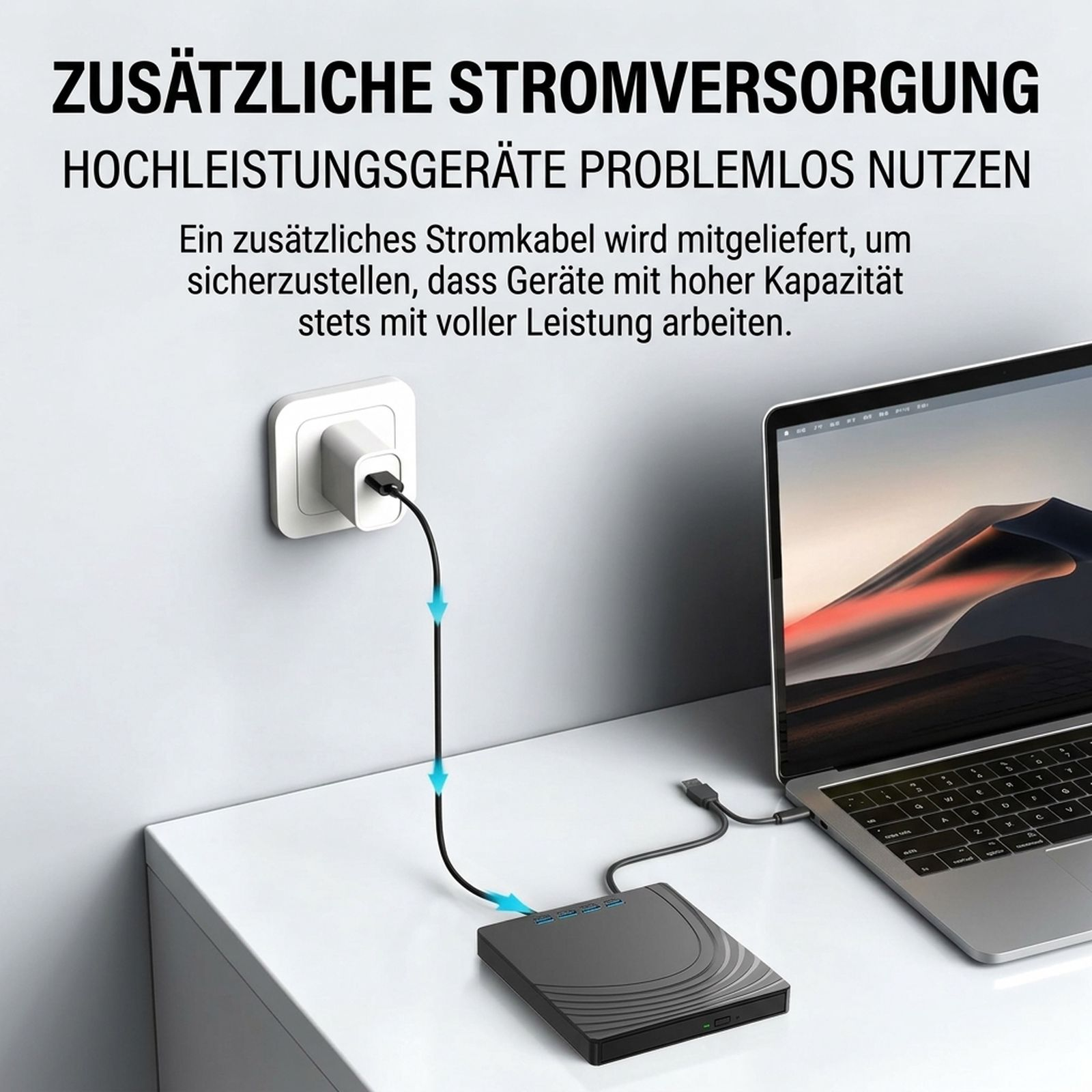 Ein USB-Hub ist auf einem Schreibtisch neben einem Laptop an eine Steckdose angeschlossen, mit deutschem Text oben.