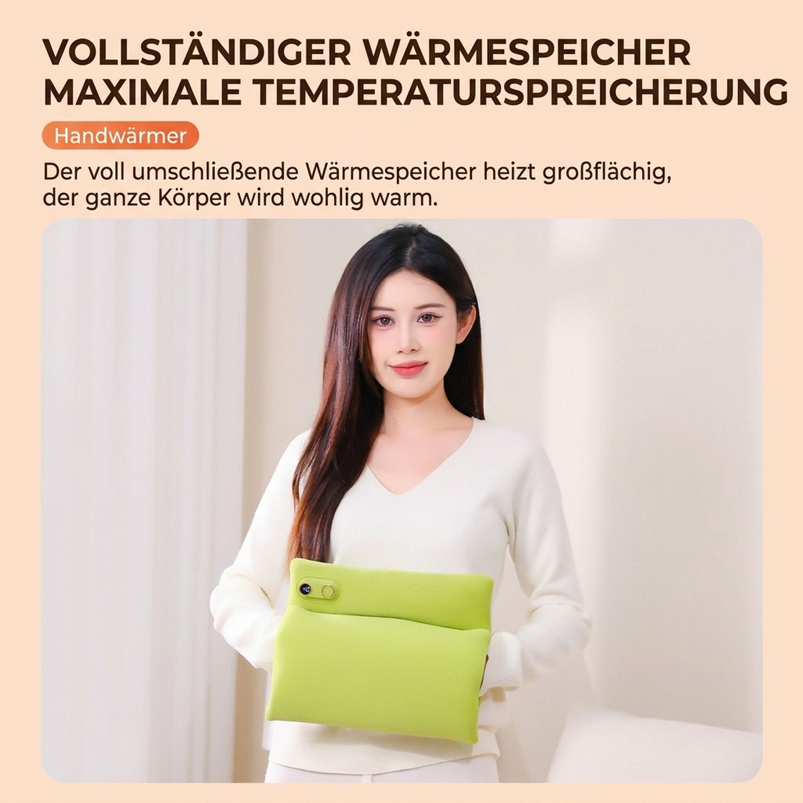 Eine Frau in einem weißen Pullover hält einen grünen Handwärmer vor sich.