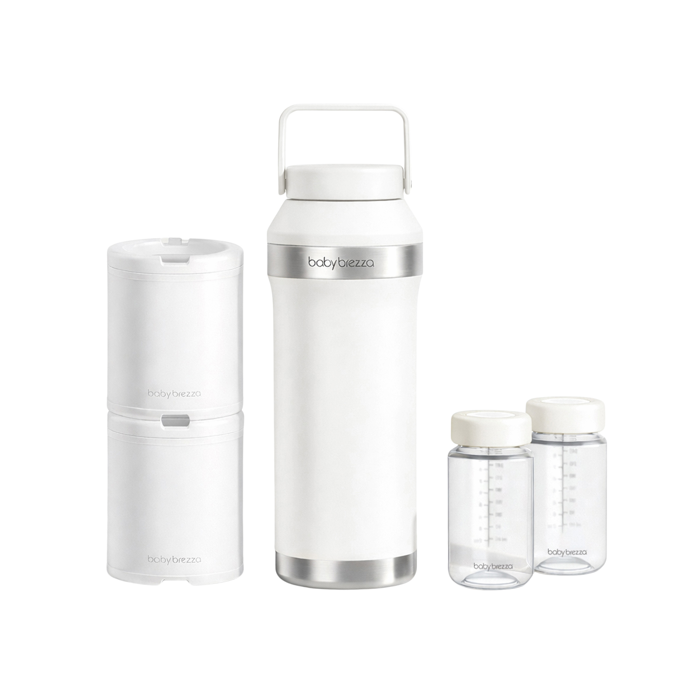 Baby Brezza Utensilienset in Weiß und Silber auf weißem Hintergrund, bestehend aus Thermoskanne, Behältern und zwei Flaschen.