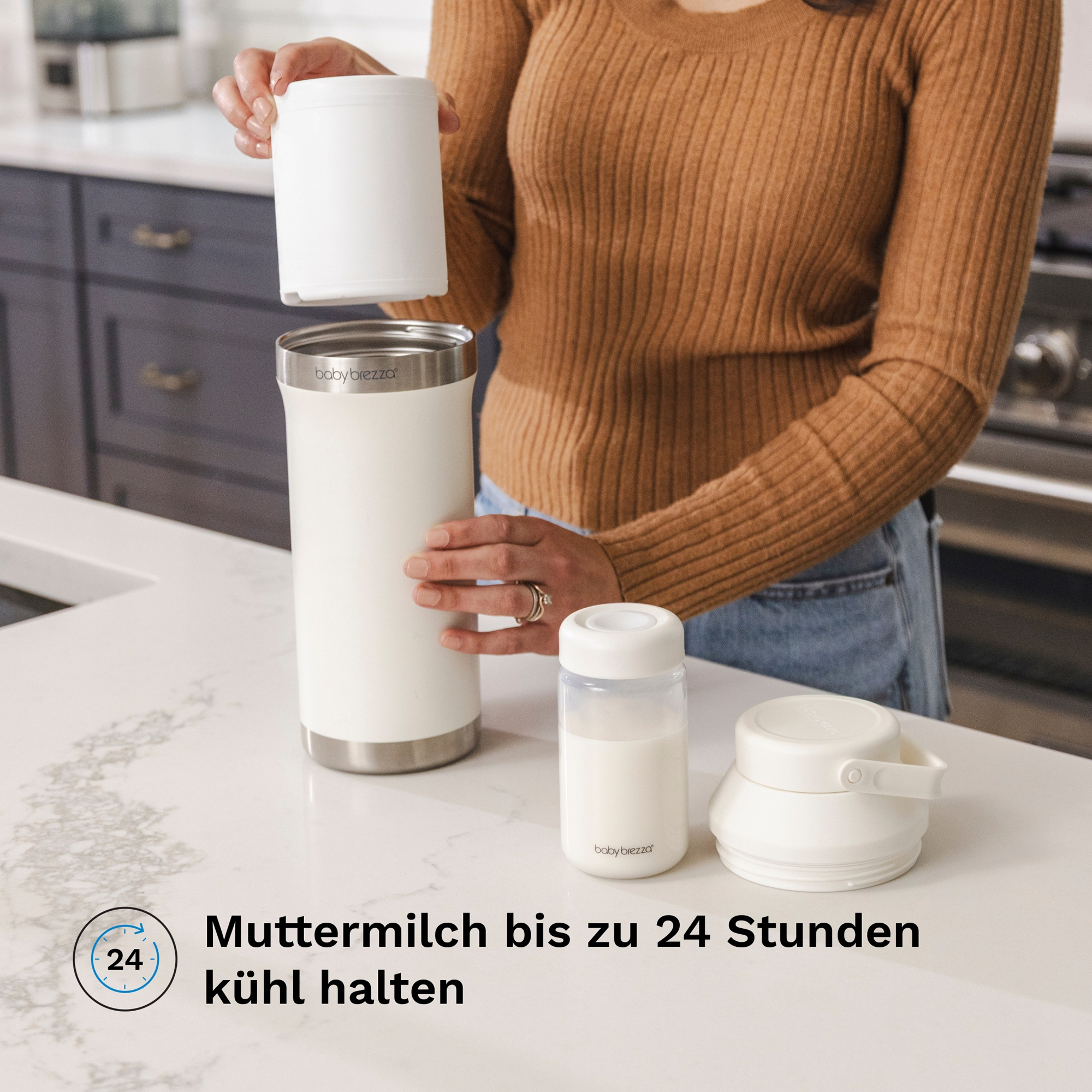 Eine Frau in der Küche hält einen Thermosbehälter über eine größere Baby-Brezza-Flasche auf einer Arbeitsplatte.