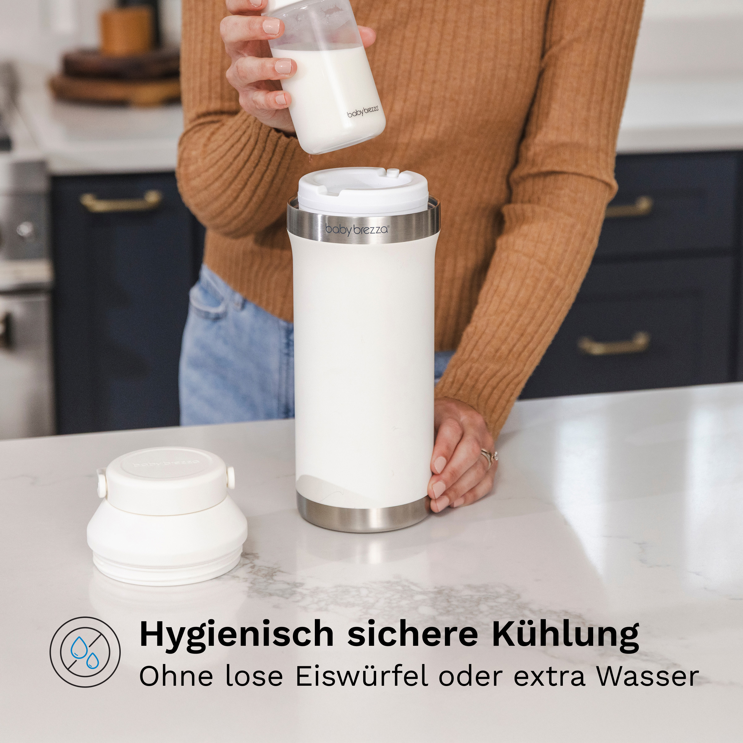 Eine Person gießt Milch aus einer Babyflasche in einen Baby Brezza Flaschenkühler auf einer Küchentheke.