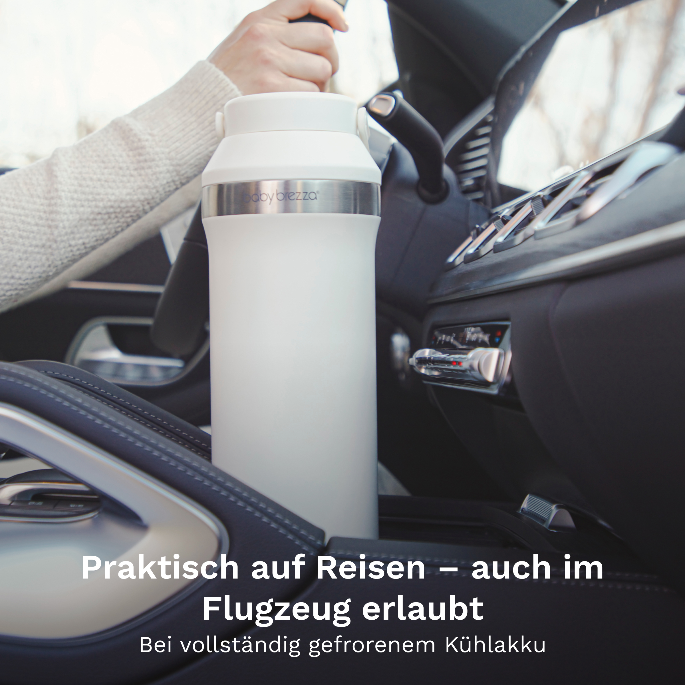 Eine weiße Baby Brezza Trinkflasche steht im Getränkehalter eines Autos, während eine Person fährt.