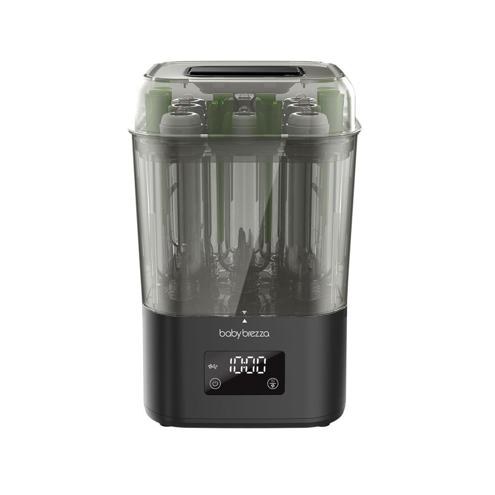 Ein Baby Brezza Sterilisator und Trockner mit durchsichtigem Deckel und digitalem Display.