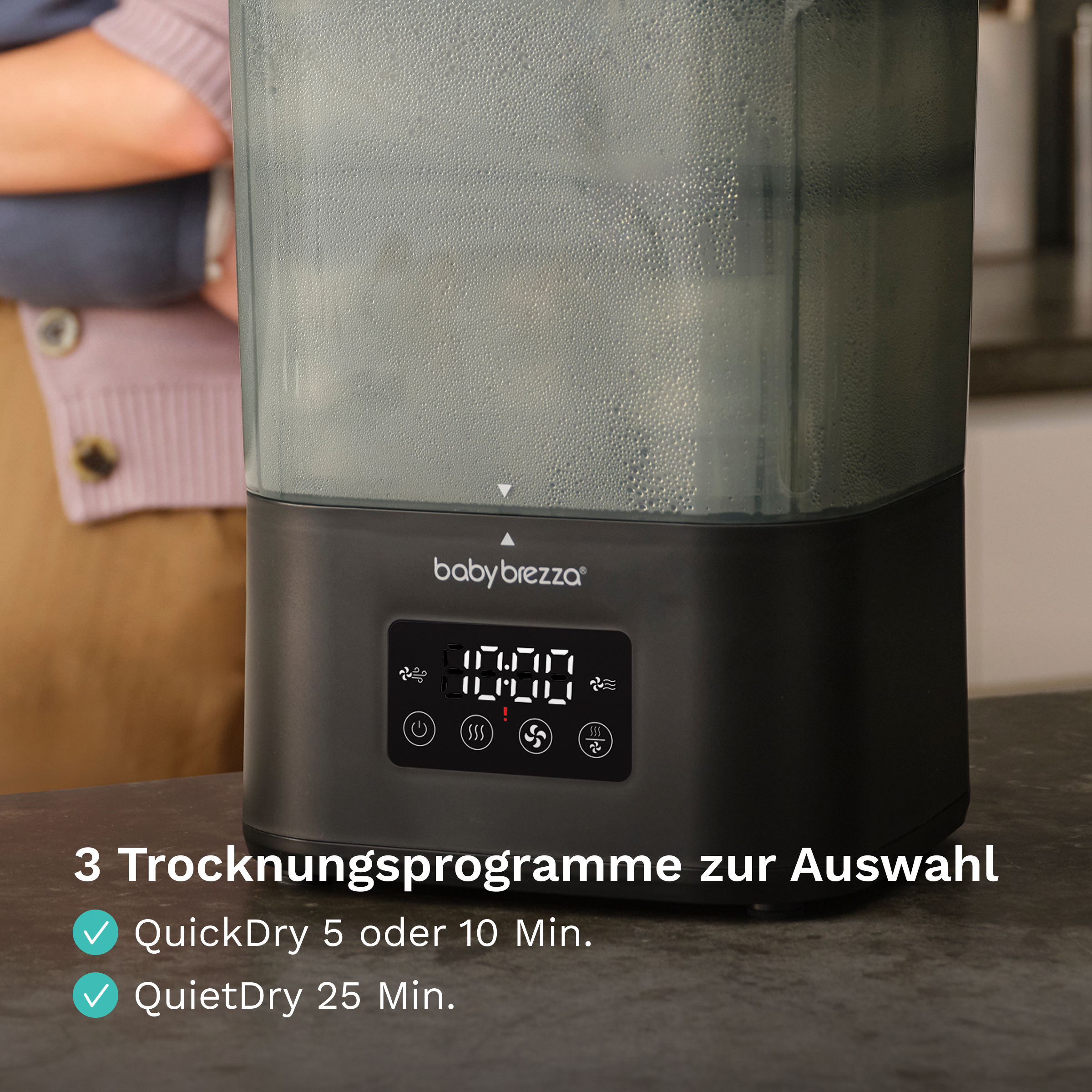Baby Brezza Gerät mit Kondenswasser auf dem Tank und Text über 3 Trocknungsprogramme.