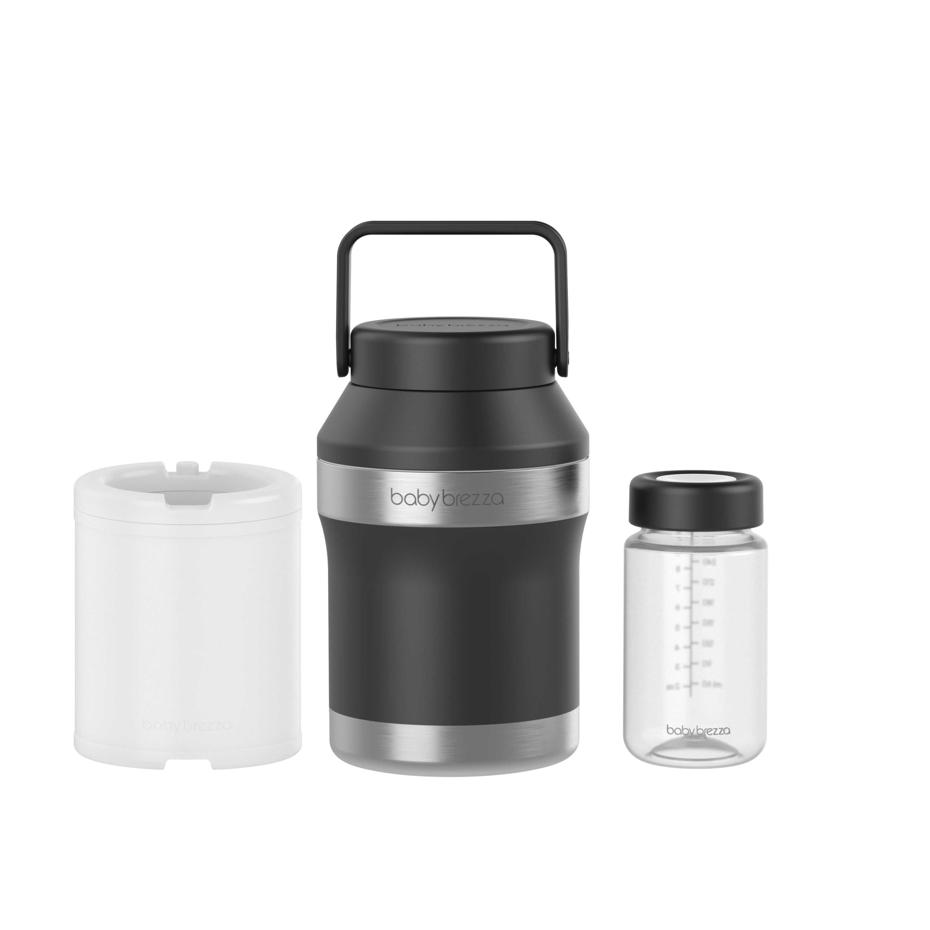 Ein weißer Zylinder, ein schwarzer Baby Brezza Flaschenwärmer mit Griff und eine Babyflasche auf weißem Grund.