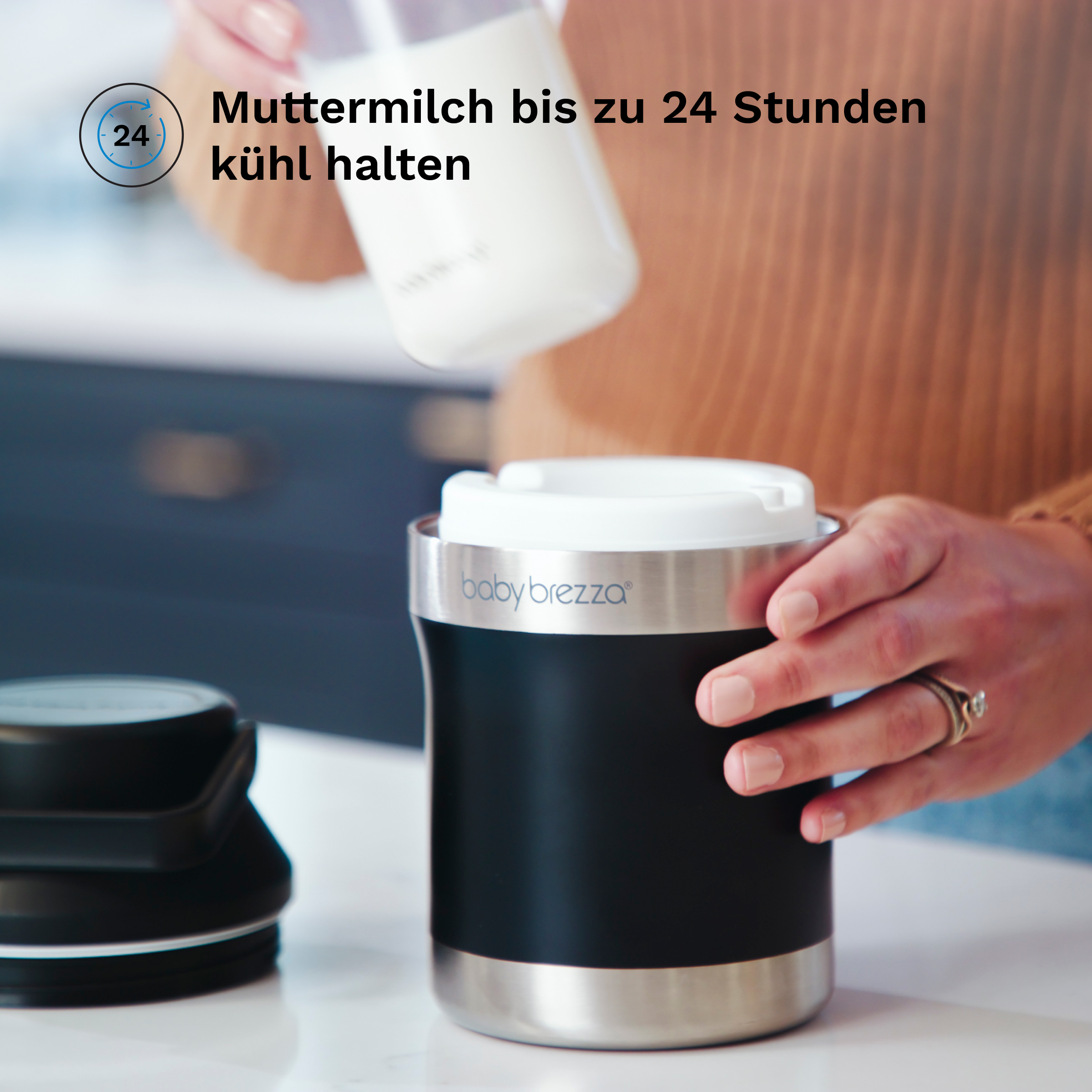 Eine Frau gießt Milch in einen Baby Brezza Thermosbehälter auf der Küchenarbeitsplatte.