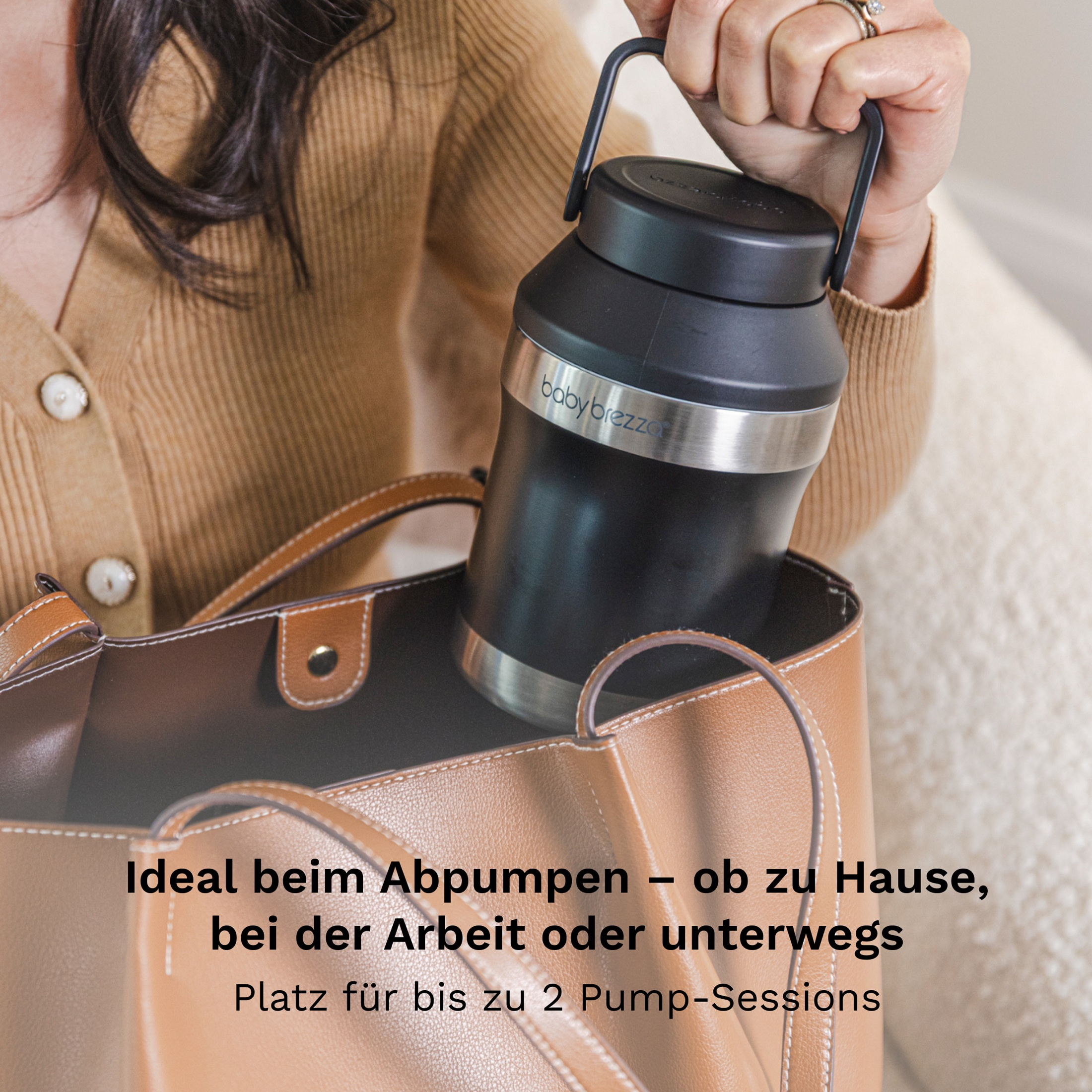 Eine Person legt eine schwarze Baby Brezza Isoliertasche in eine braune Ledertasche.