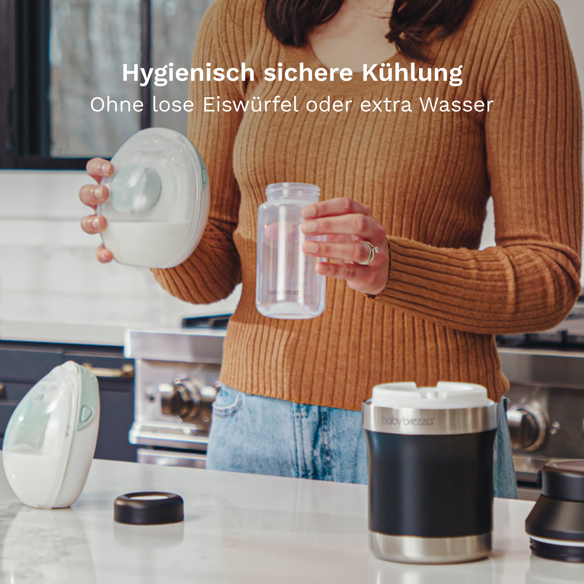 Eine Frau hält in einer Küche eine Flasche und ein Kühlmodul, mit Text über hygienische Kühlung.