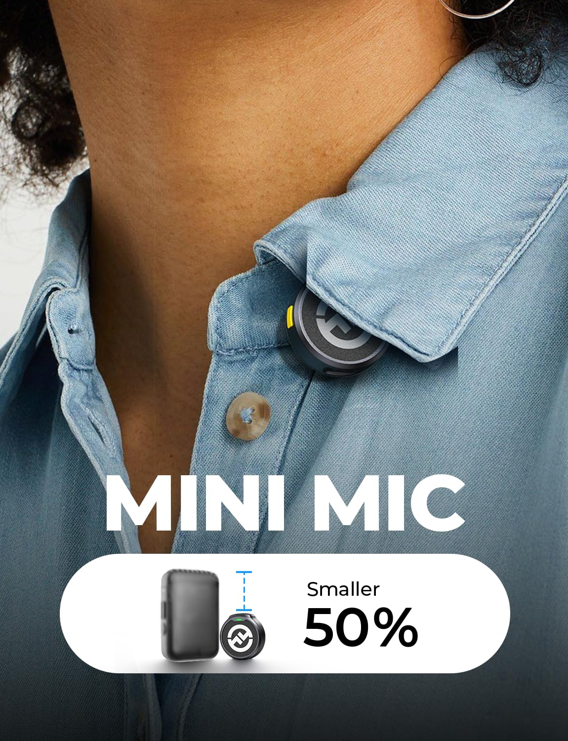 Ein kleines rundes Mini-Mikrofon am Kragen eines hellblauen Jeanshemds.