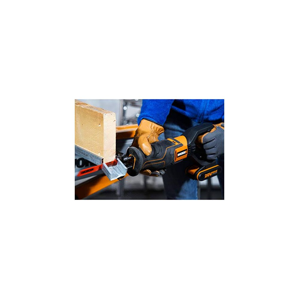 Eine Person mit Handschuhen schneidet Metall mit einer elektrischen Säge.