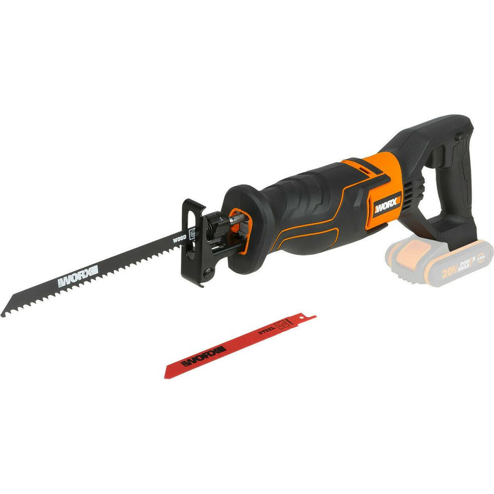 Eine schwarze und orange Akku-Säbelsäge mit montiertem Blatt und Ersatzblatt vor weißem Hintergrund.