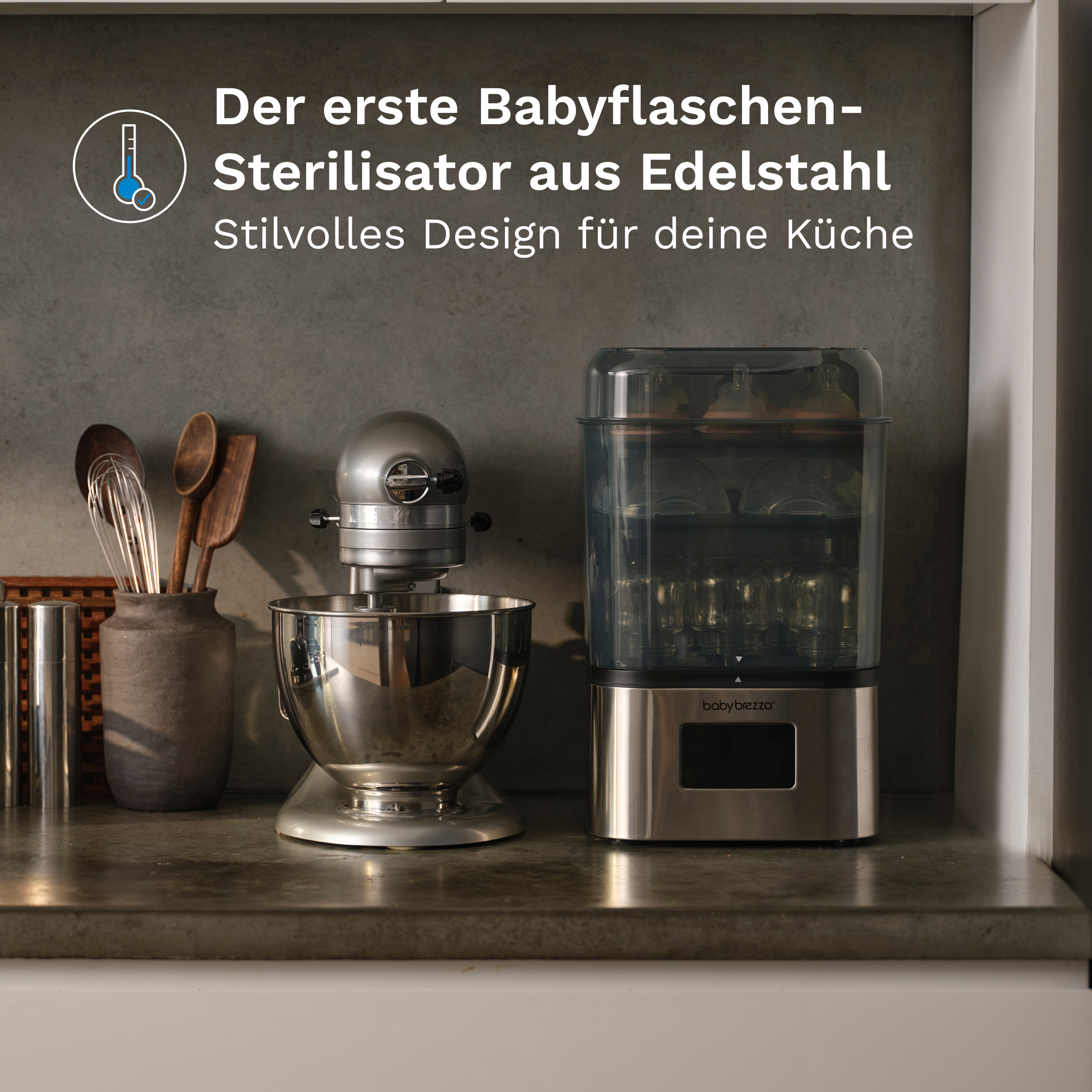 Edelstahl-Babyflaschensterilisator und Küchenmaschine auf einer Arbeitsplatte in einer Küche.