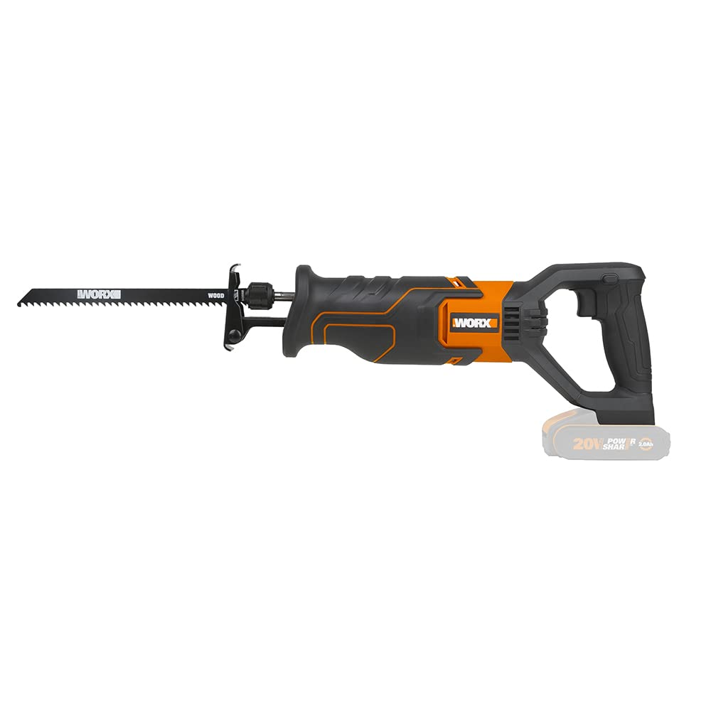 Eine schwarz-orange Worx Akku-Säbelsäge mit aufgestecktem 20V Akku vor weißem Hintergrund.