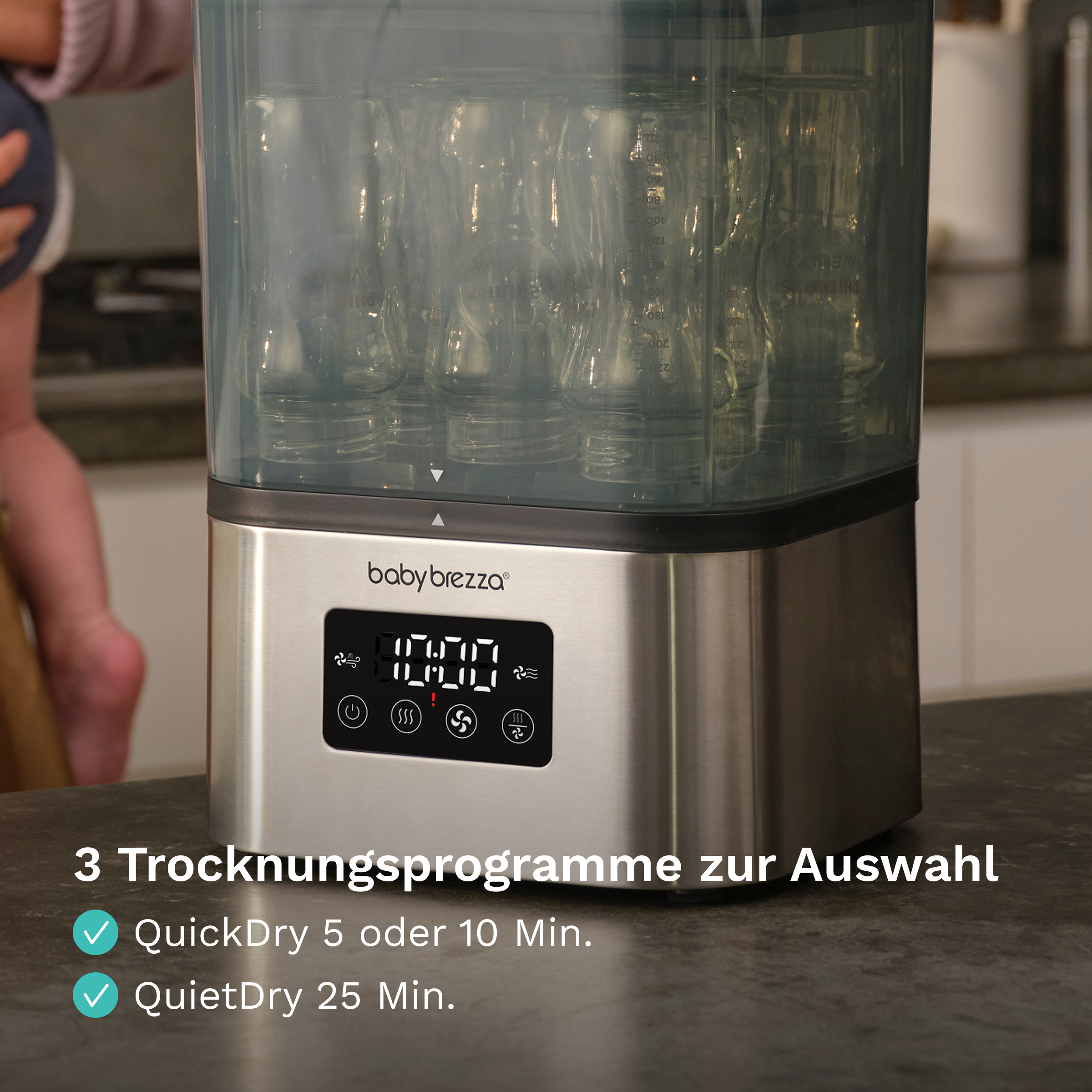 Baby Brezza Flaschensterilisator mit Trockenfunktion und digitalen Tasten.