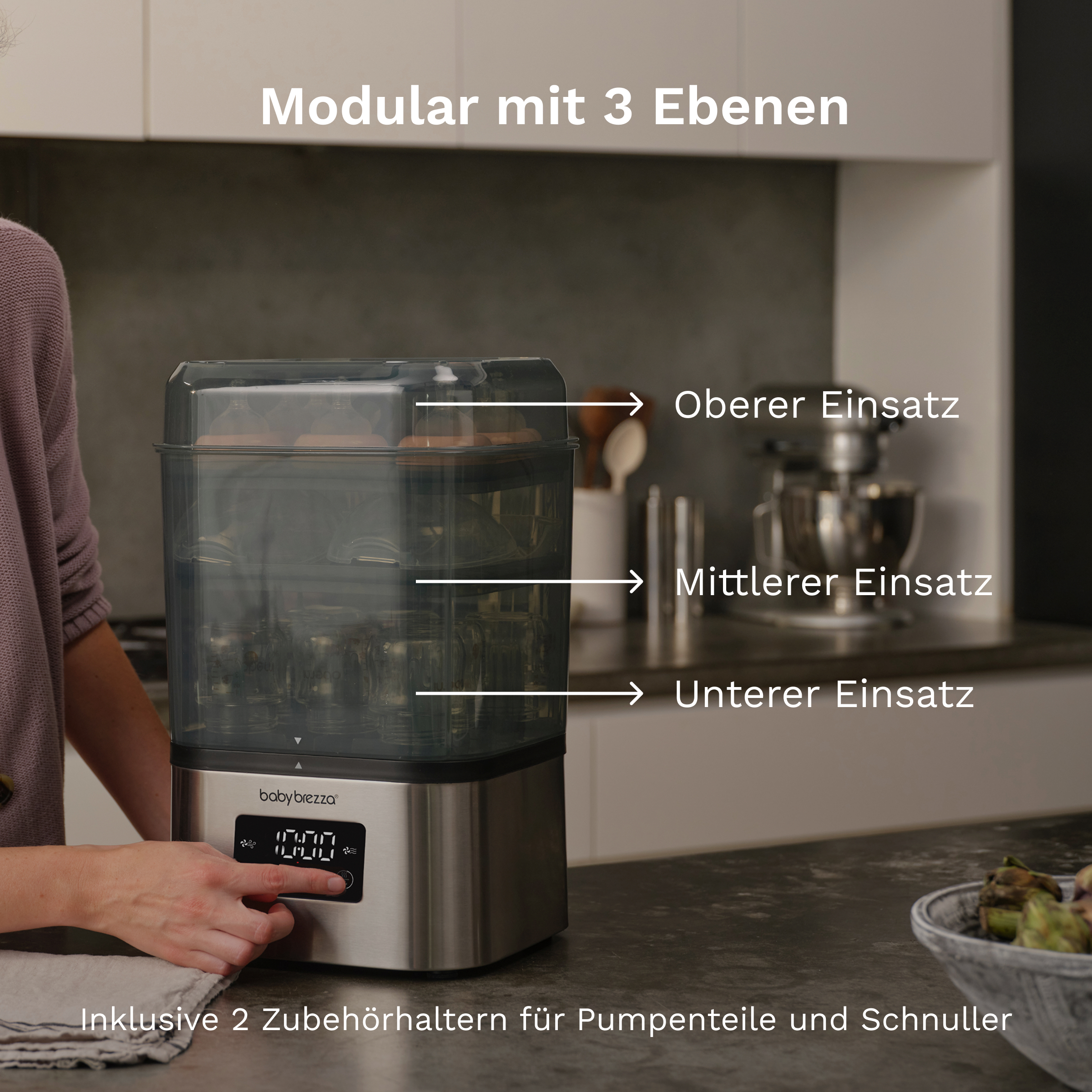 Modularer Baby Brezza Sterilisator mit drei Ebenen auf einer Küchenarbeitsplatte.