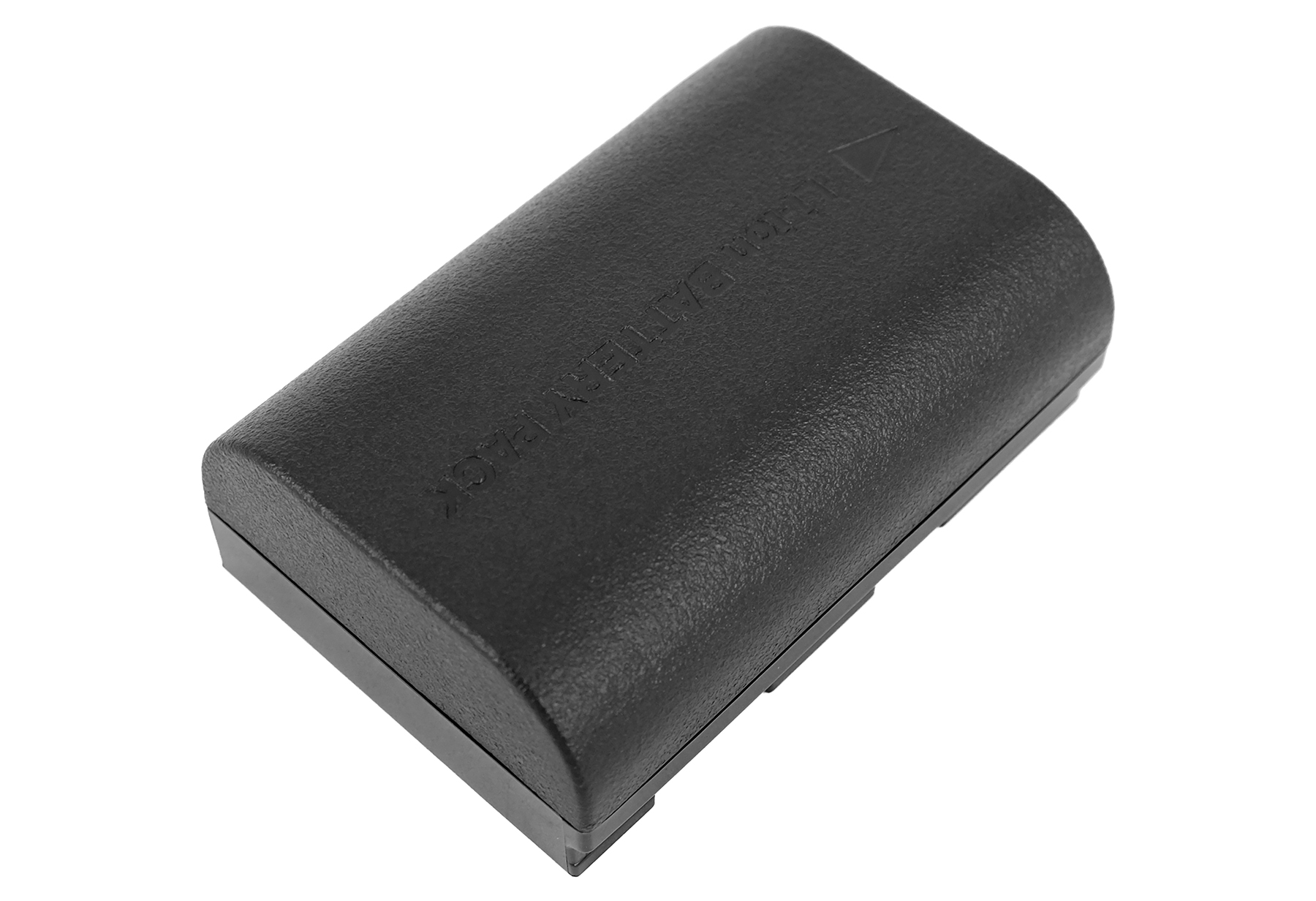 Ein schwarzer, rechteckiger Lithium-Akku liegt auf einer weißen Oberfläche, aus einem Winkel gesehen.